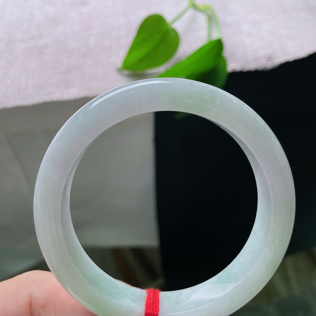 绿底正圈，无裂，浅翠色调格外衬肤色，黄皮白皮都友好，日常通勤休闲佩戴都十分适配。ss58147a