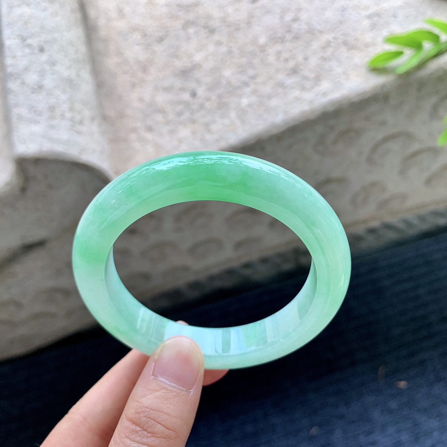 正圈54 55，圈口55/11.8/9.4，编码AD090404，描述：冰糯阳绿，水润，种老，细腻，无裂。