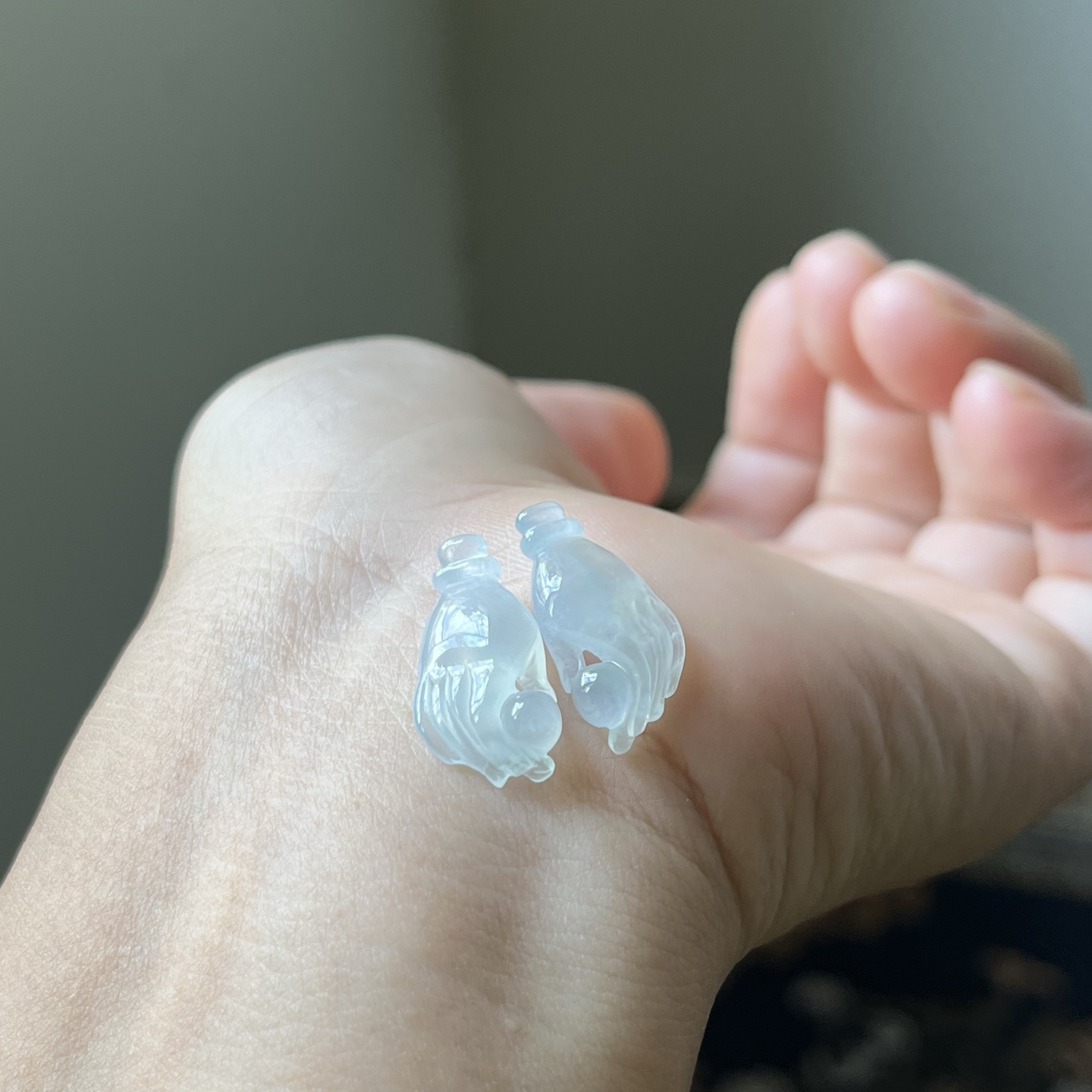 冰种晴水佛手一对，伸手来财掌上明珠，种水好，冰透无裂，尺寸20.9×10.8×5.2