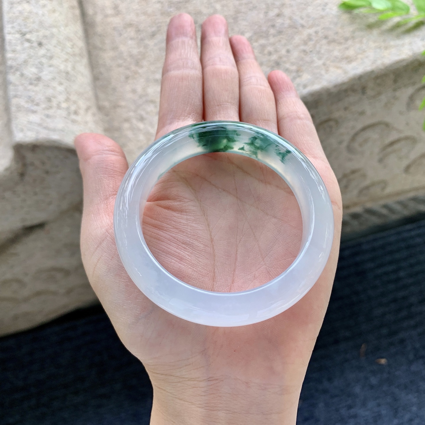 正圈51 52，圈口52.2/12.4/8.6，编码G9090441，冰糯飘花，水润，种老，细腻，打灯有纹线，有纹