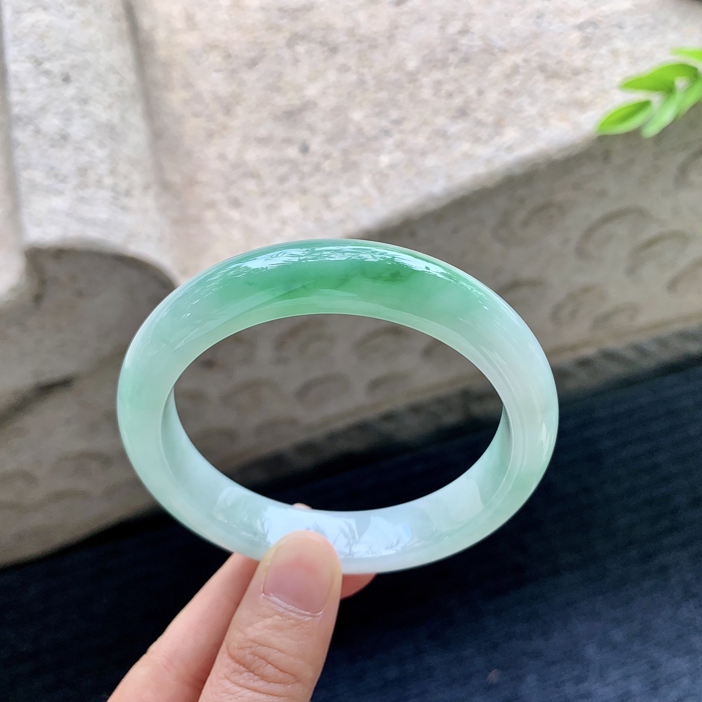 正圈58 59，圈口59.7/12.8/8.8，编码AD090411，细糯飘绿，水润，种老，细腻，无裂。