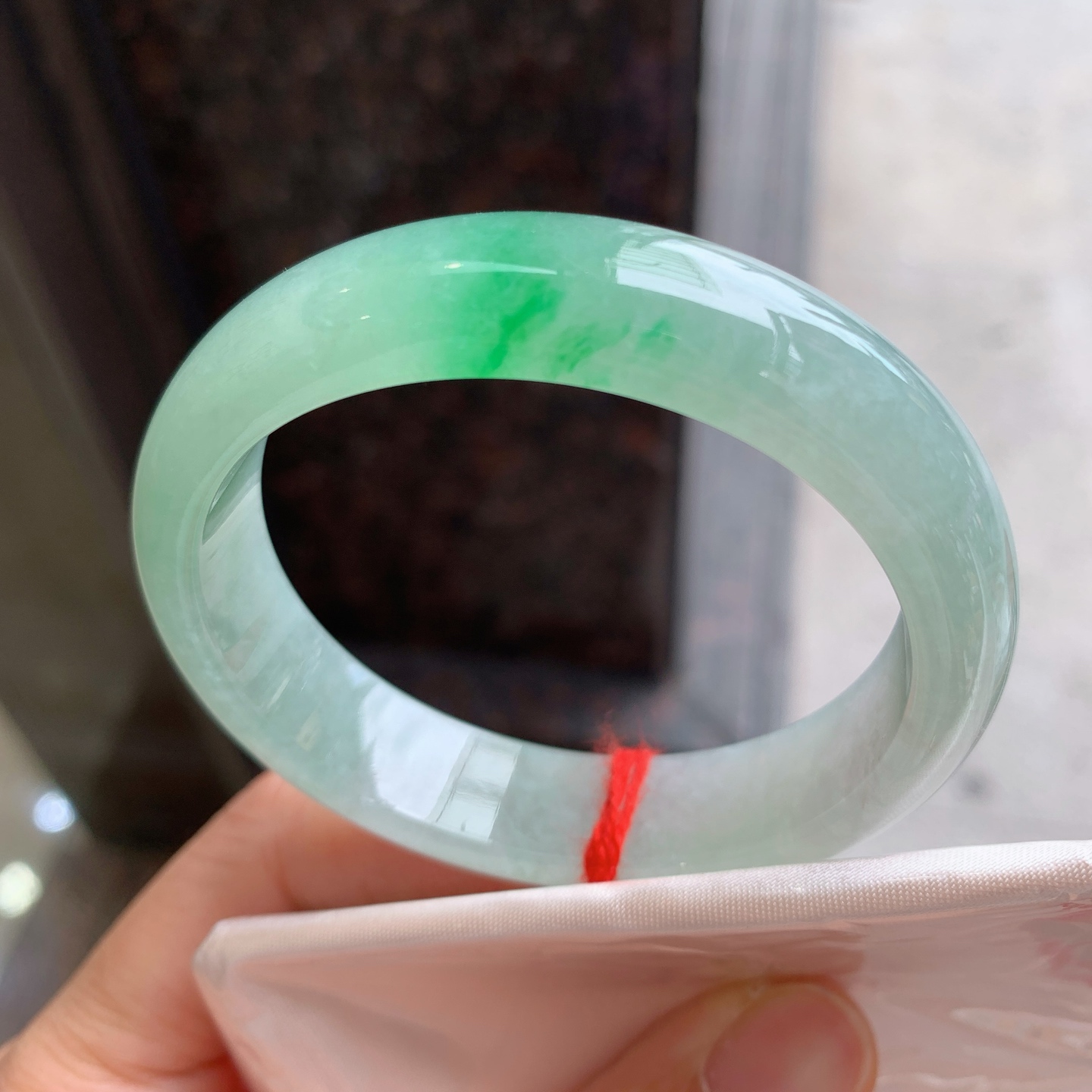 贵妃冰飘绿 微细纹 尺寸：52.8/46/13.2/7.4 小圈口
