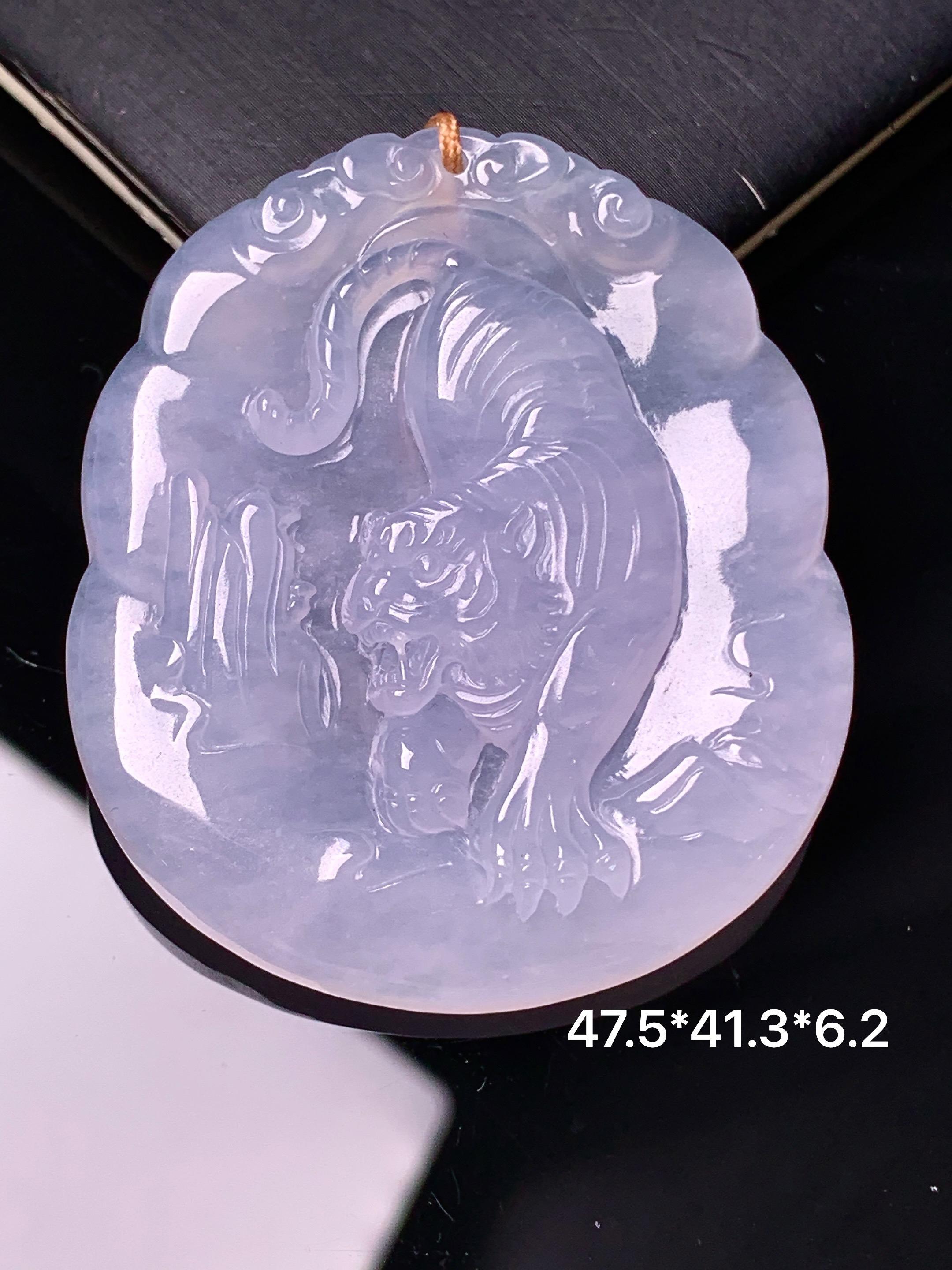 冰种生肖虎吊坠 玉质细腻 色泽艳丽清新 水润亮眼 整体尺寸47.5*41.3*6.2