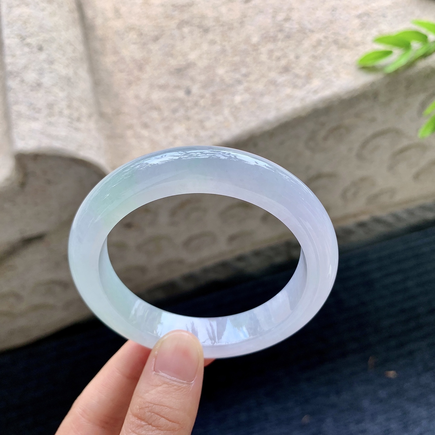 正圈54 55，圈口55.4/12/9，编码FH090403，描述糯冰春彩，水润，种老，细腻，无裂。