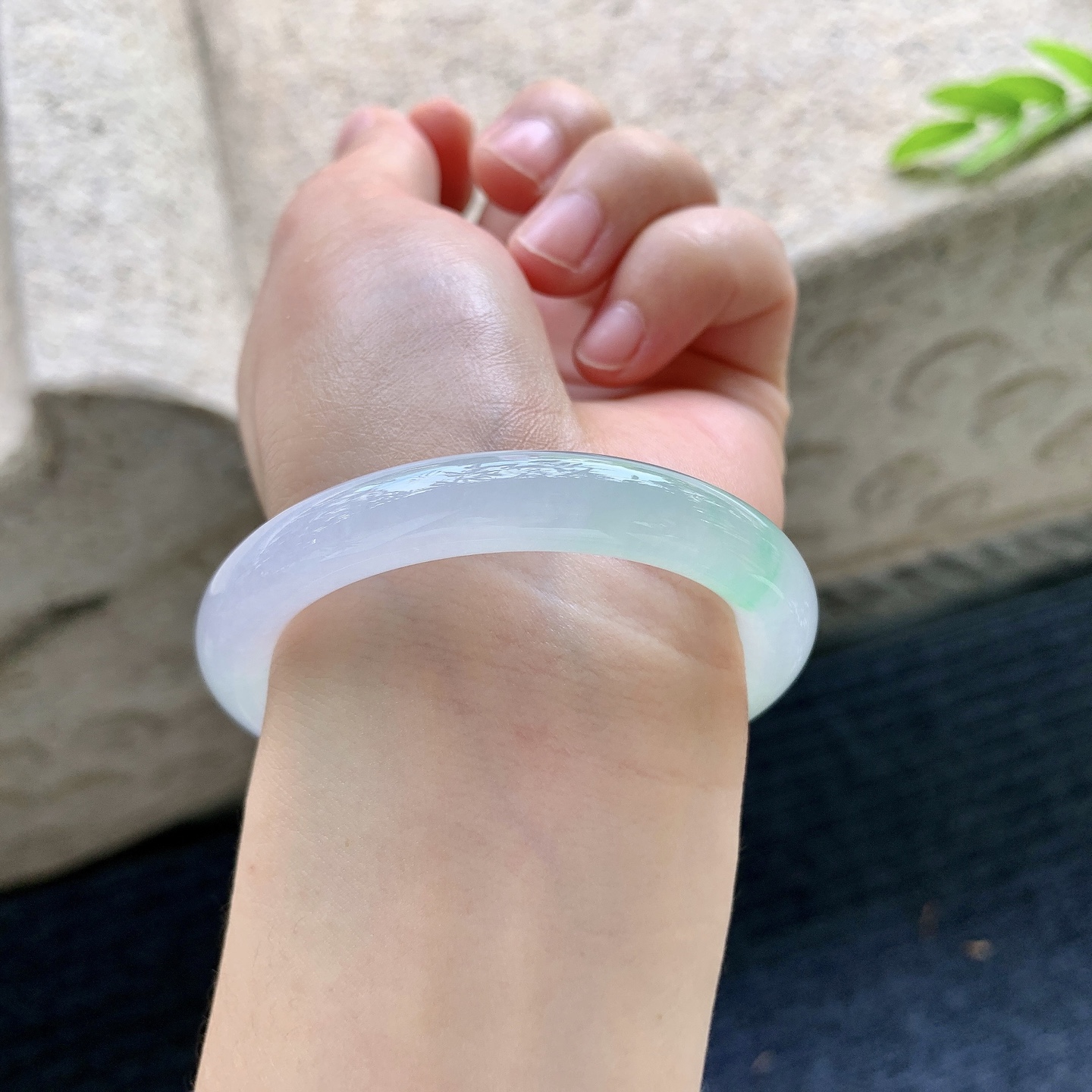 圆条48 49，圈口49.5/9/8.5，编码N2090423，冰飘绿，清透，水润，种老，细腻，打灯有棉絮