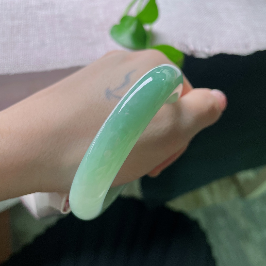 绿底正圈，匀润晴水翠玉镯，水光清柔，腕间一绕，尽是从容温婉的优雅气韵。ss58120a