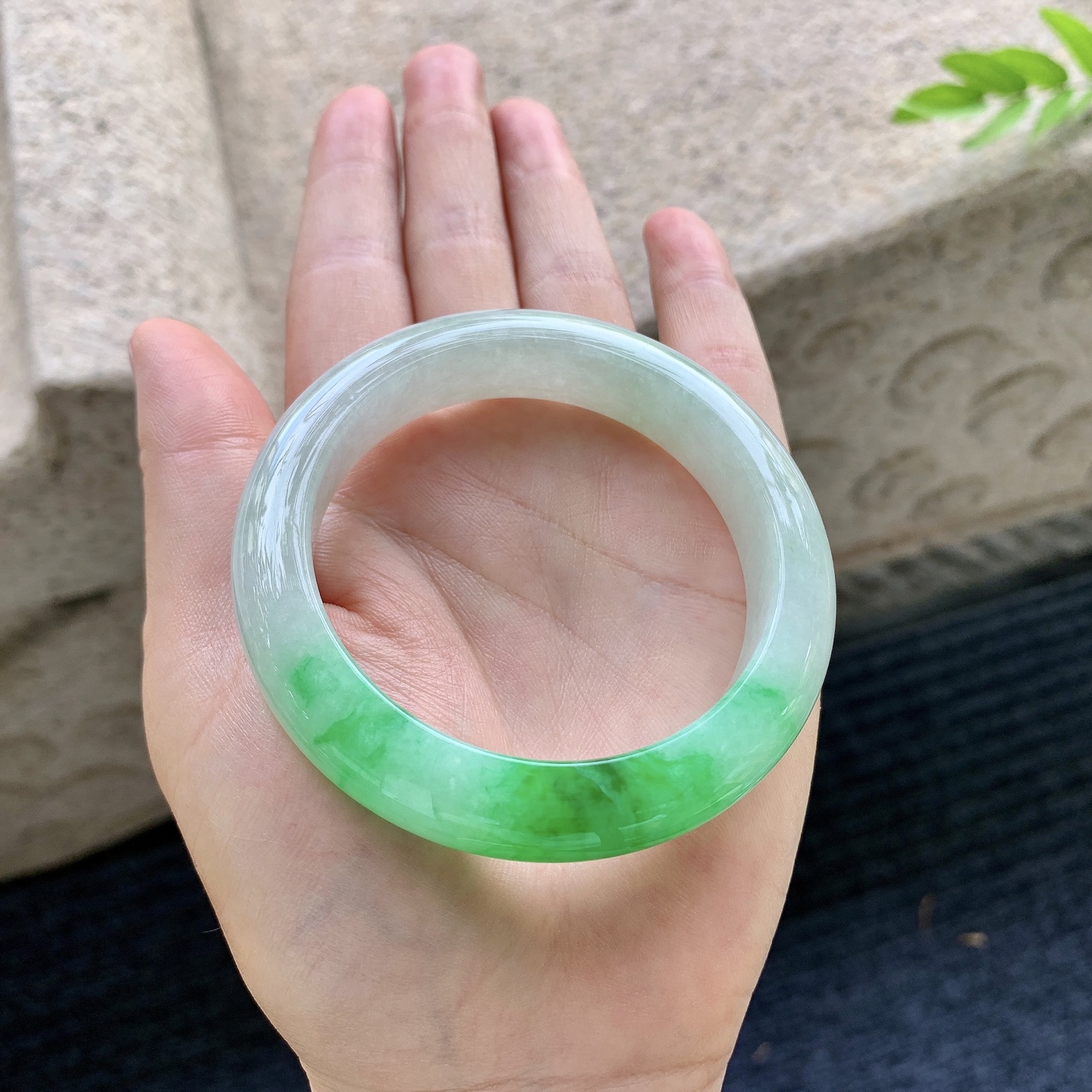 正圈52 53，圈口53.5/12.3/9，编码G9090431，描述冰糯飘辣阳绿，水润，种老，细腻