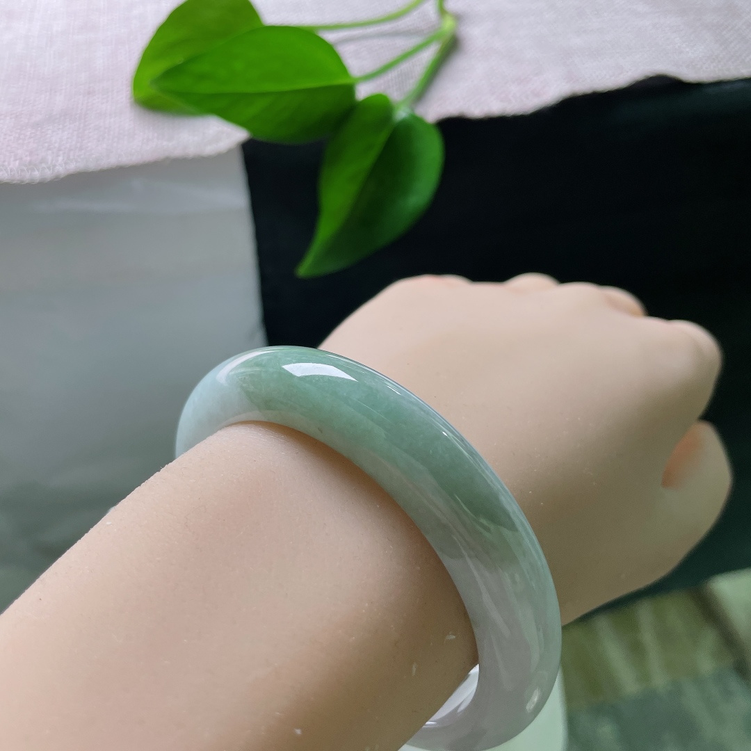 油青正圈，一点皮纹，玉面光泽柔和，一侧晕染大片油绿，复古氛围感十足，低调又富有故事感。ss57910a