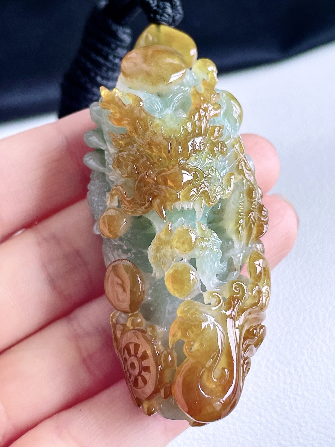 冰黄翡龙牌双彩大龙牌吊坠，缅料，无裂，性比高，超厚，手把件，尺寸66-30.8-25.6，重量66.3克