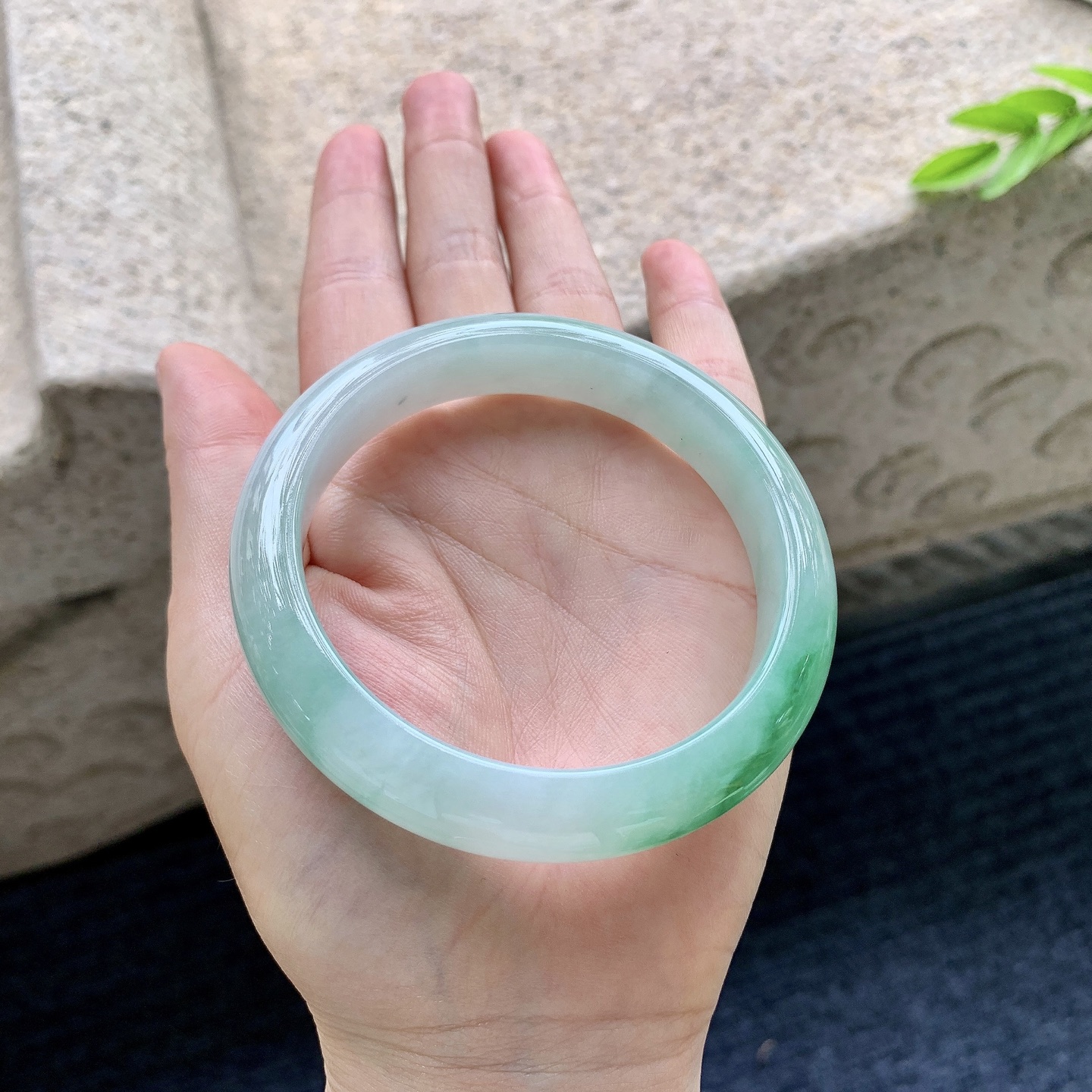 正圈58 59，圈口59.7/12.8/8.8，编码AD090411，细糯飘绿，水润，种老，细腻，无裂。