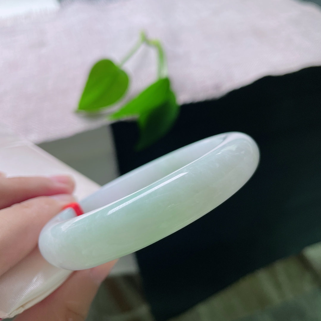 绿底正圈，无裂，浅翠色调格外衬肤色，黄皮白皮都友好，日常通勤休闲佩戴都十分适配。ss58147a