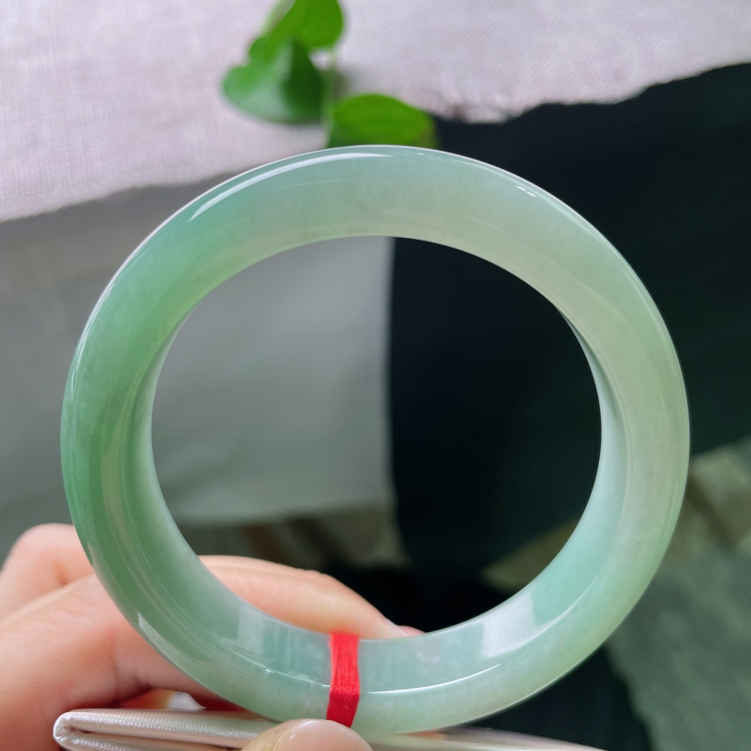 绿底正圈，匀润晴水翠玉镯，水光清柔，腕间一绕，尽是从容温婉的优雅气韵。ss58120a