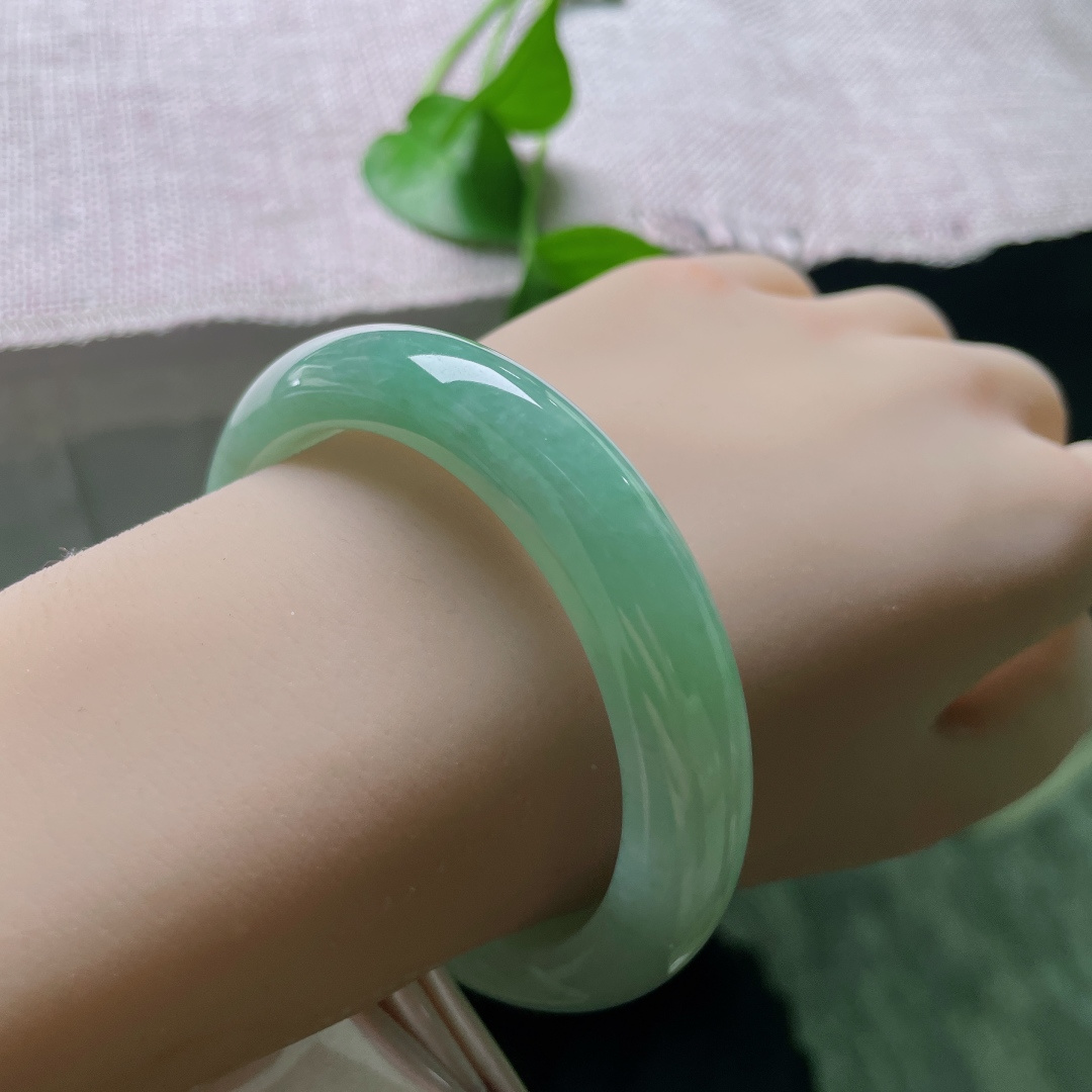 绿底正圈，匀润晴水翠玉镯，水光清柔，腕间一绕，尽是从容温婉的优雅气韵。ss58120a