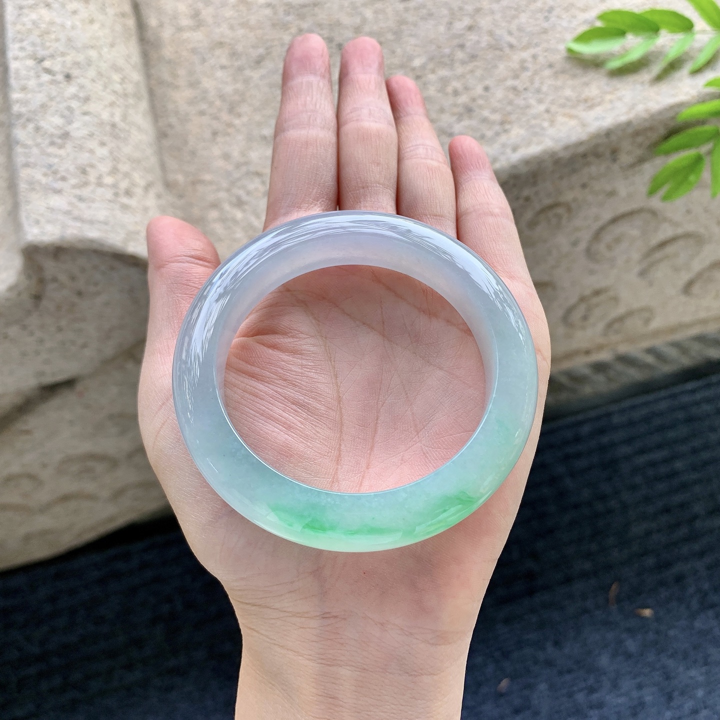 正圈53 54，圈口54.8/12.2/9.5，编码G9090439，冰糯飘绿，水润，种老，细腻，有