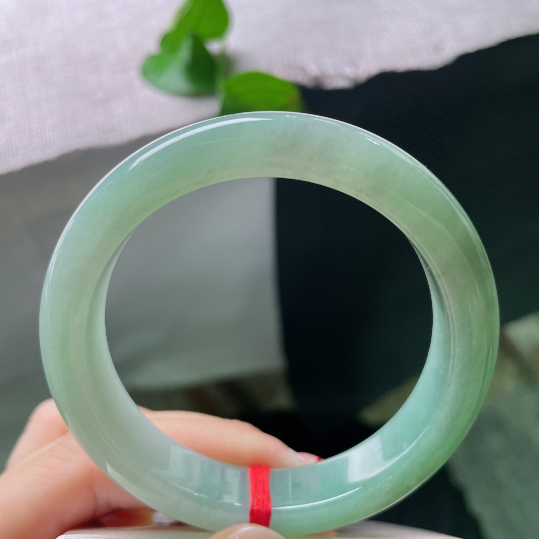 绿底正圈，匀润晴水翠玉镯，水光清柔，腕间一绕，尽是从容温婉的优雅气韵。ss58120a