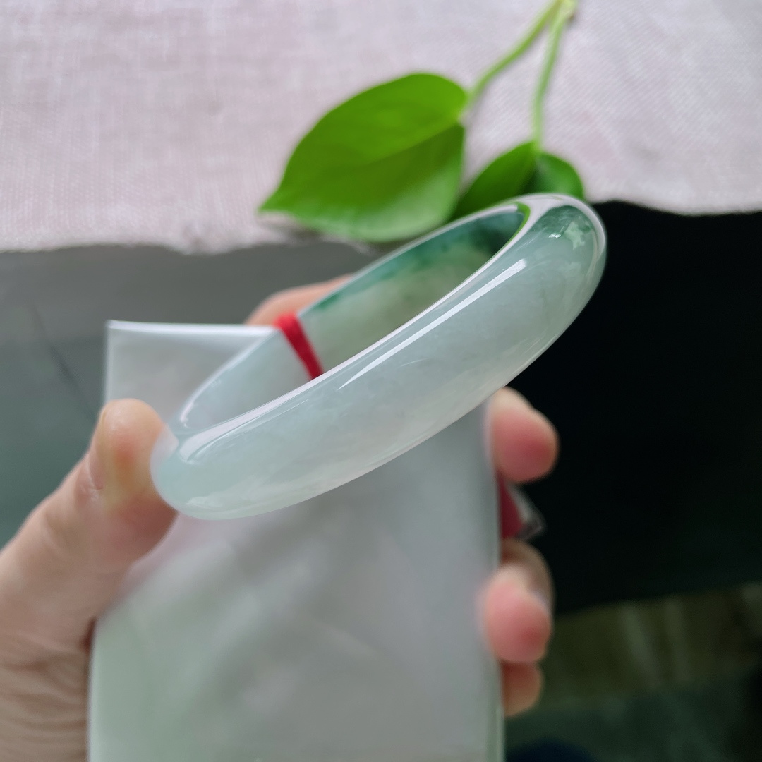 55.4/12.1/8.6，冰飘花正圈，种老，上手即显灵动，静置便如藏雪，是老矿洞绝版的冰洁馈赠。无裂，ss58201a