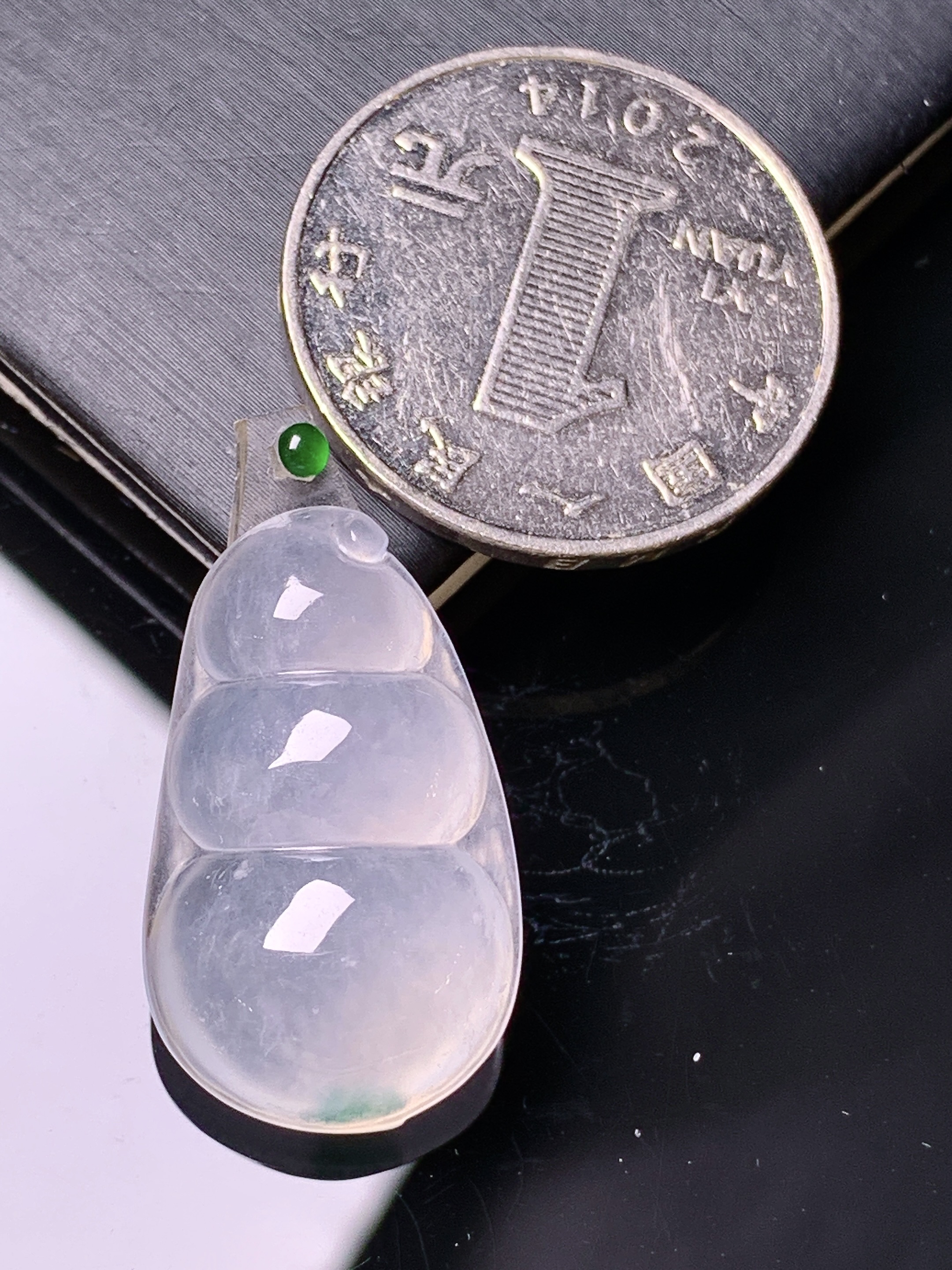镶嵌款 冰种四季豆吊坠 玉质细腻 色泽艳丽清新 水润亮眼 整体尺寸25.6*15.3*6.3 2x