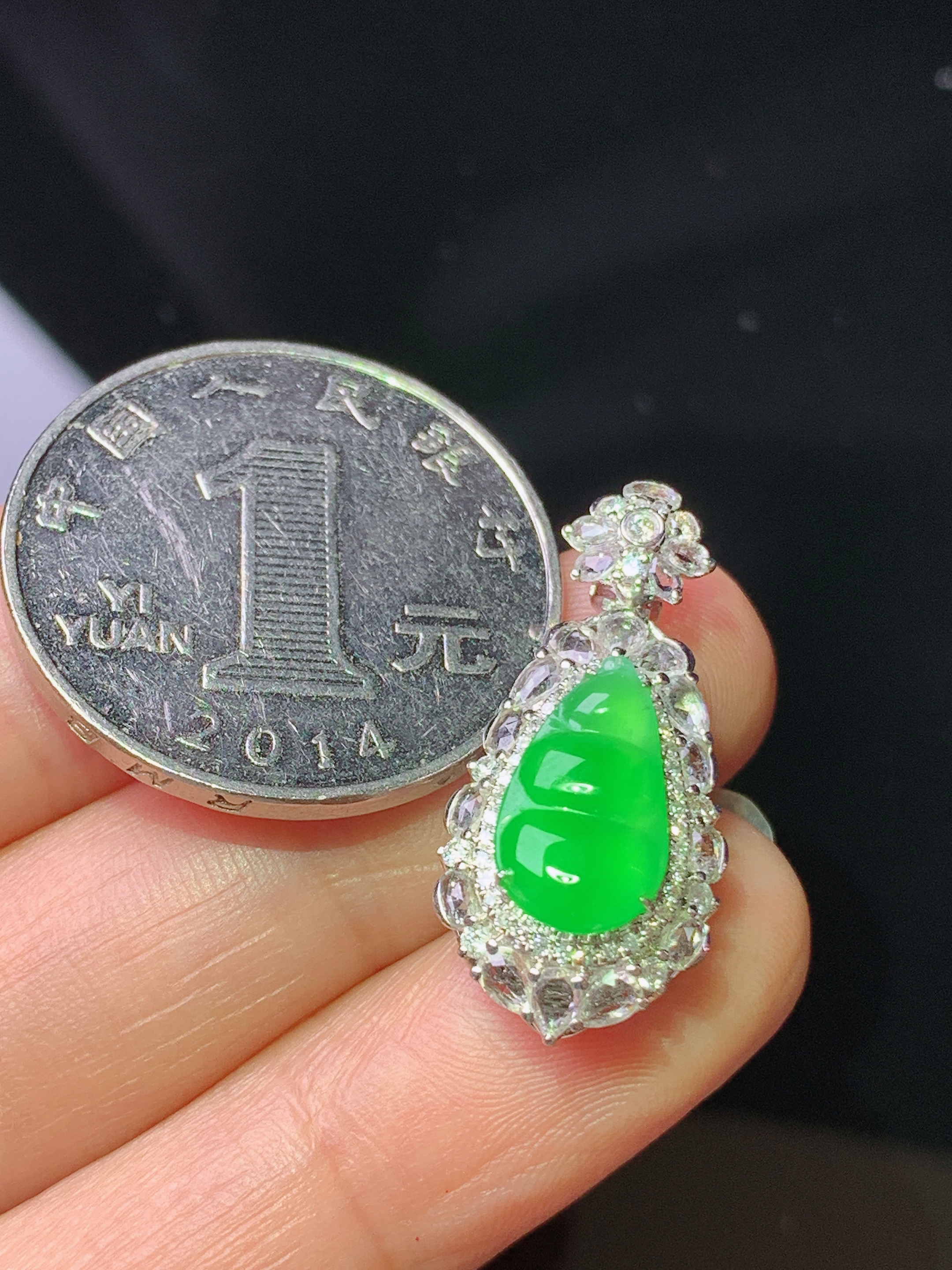 18k金钻镶嵌冰阳绿四季豆吊坠 玉质细腻 色泽艳丽清新 水润亮眼 整体尺寸26*12*9 h5