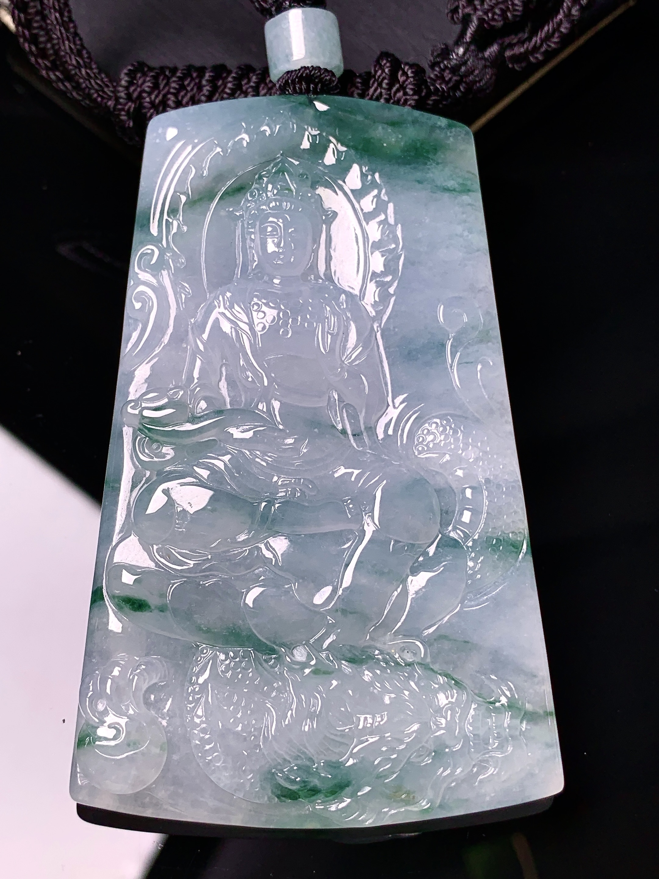 飘绿乘龙观音菩萨吊坠 玉质细腻 色泽艳丽清新 水润亮眼 整体尺寸68.8*43*5.8 L1