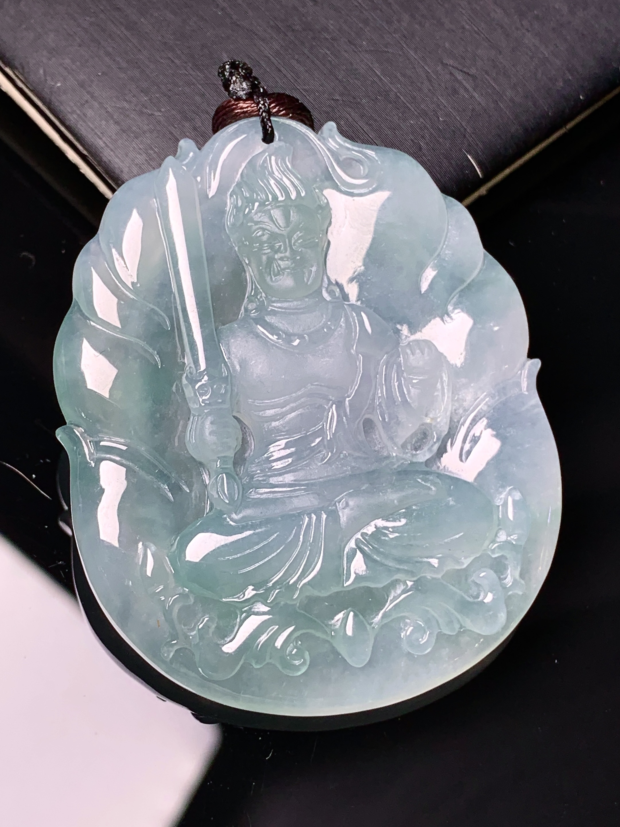 冰种不动明王吊坠 玉质细腻 色泽艳丽清新 水润亮眼 整体尺寸48.2*38.8*5.8 b2