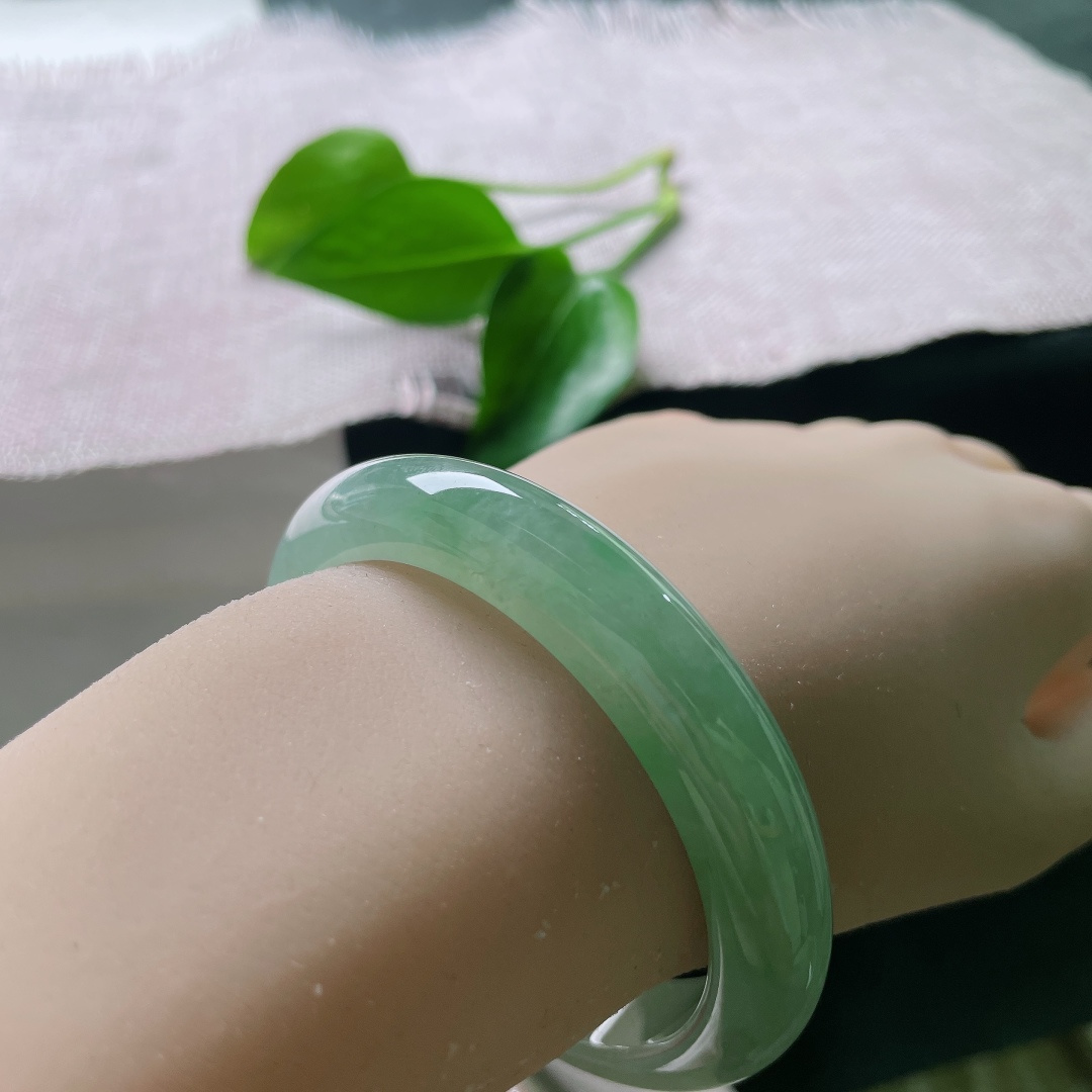 绿底正圈，晶体，绿调温润雅致，不张扬不刺眼，像一汪静谧的山间湖水，清爽舒适，氛围感清冷恬淡。ss57891a