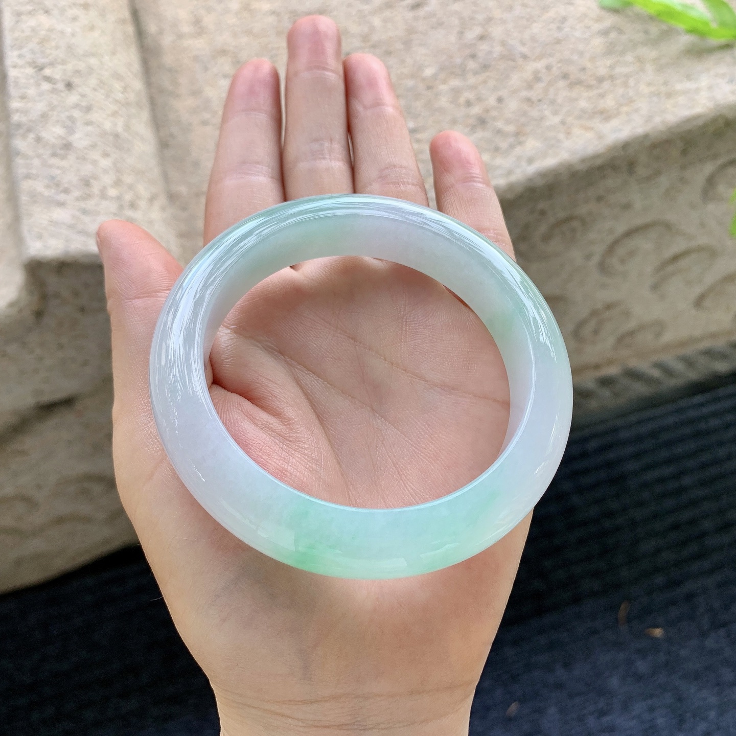 正圈57 58，圈口58.7/13.2/9.7，编码AD090408，描述冰糯飘绿，水润，种老，细腻，无裂。