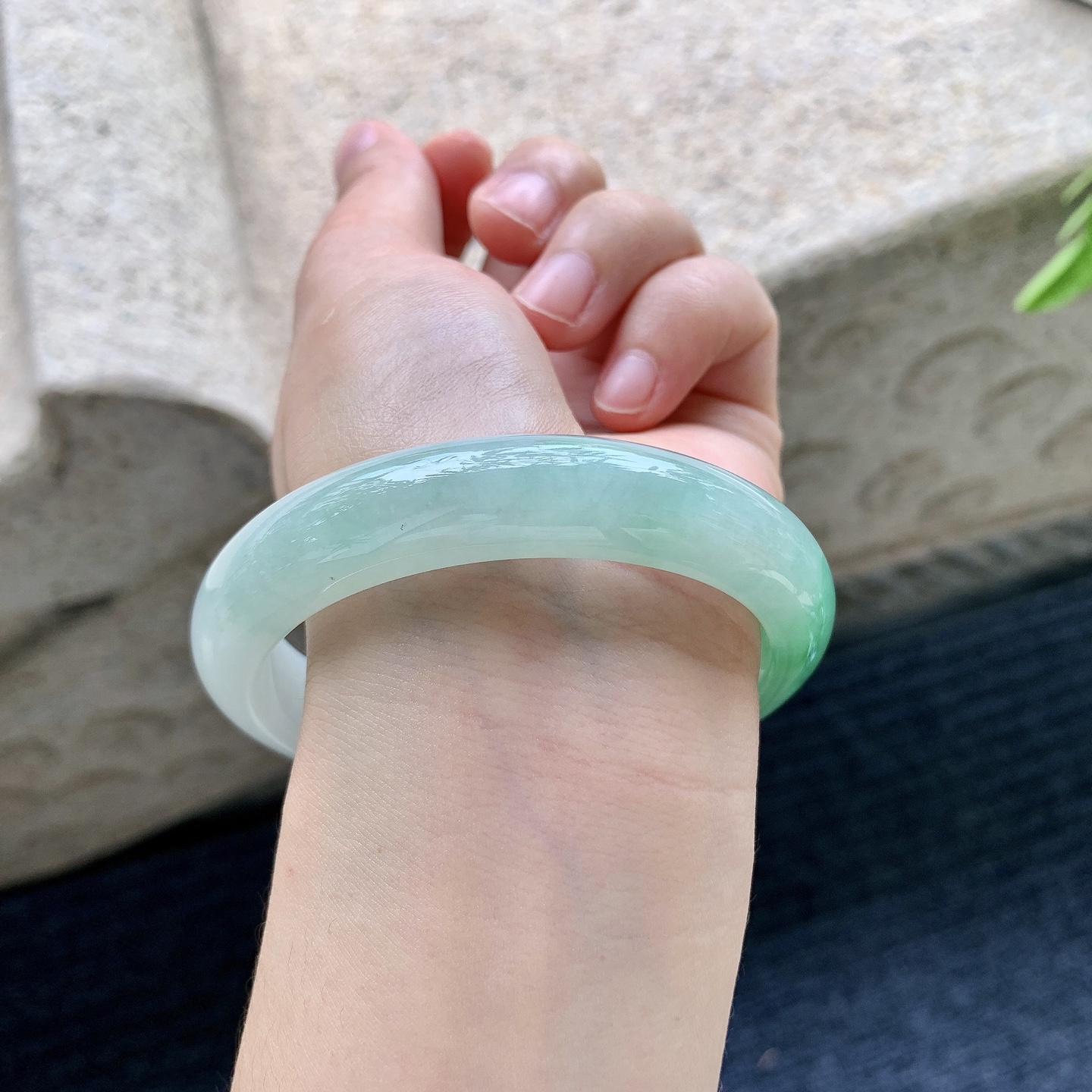 正圈58 59，圈口59.7/12.8/8.8，编码AD090411，细糯飘绿，水润，种老，细腻，无裂。