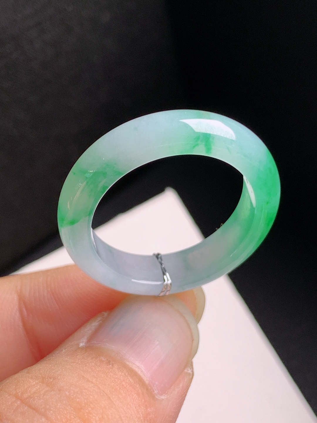 冰飘绿指环，翠色飘逸，冰润起胶，清雅耐看，裸石27.5-6-4.1，圈口22，010901