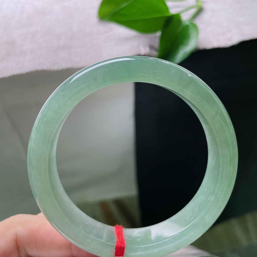 冰油正圈，无裂，通体是柔和静谧的湖青底色，翠色匀净铺满镯身，清润沉静。ss57898a