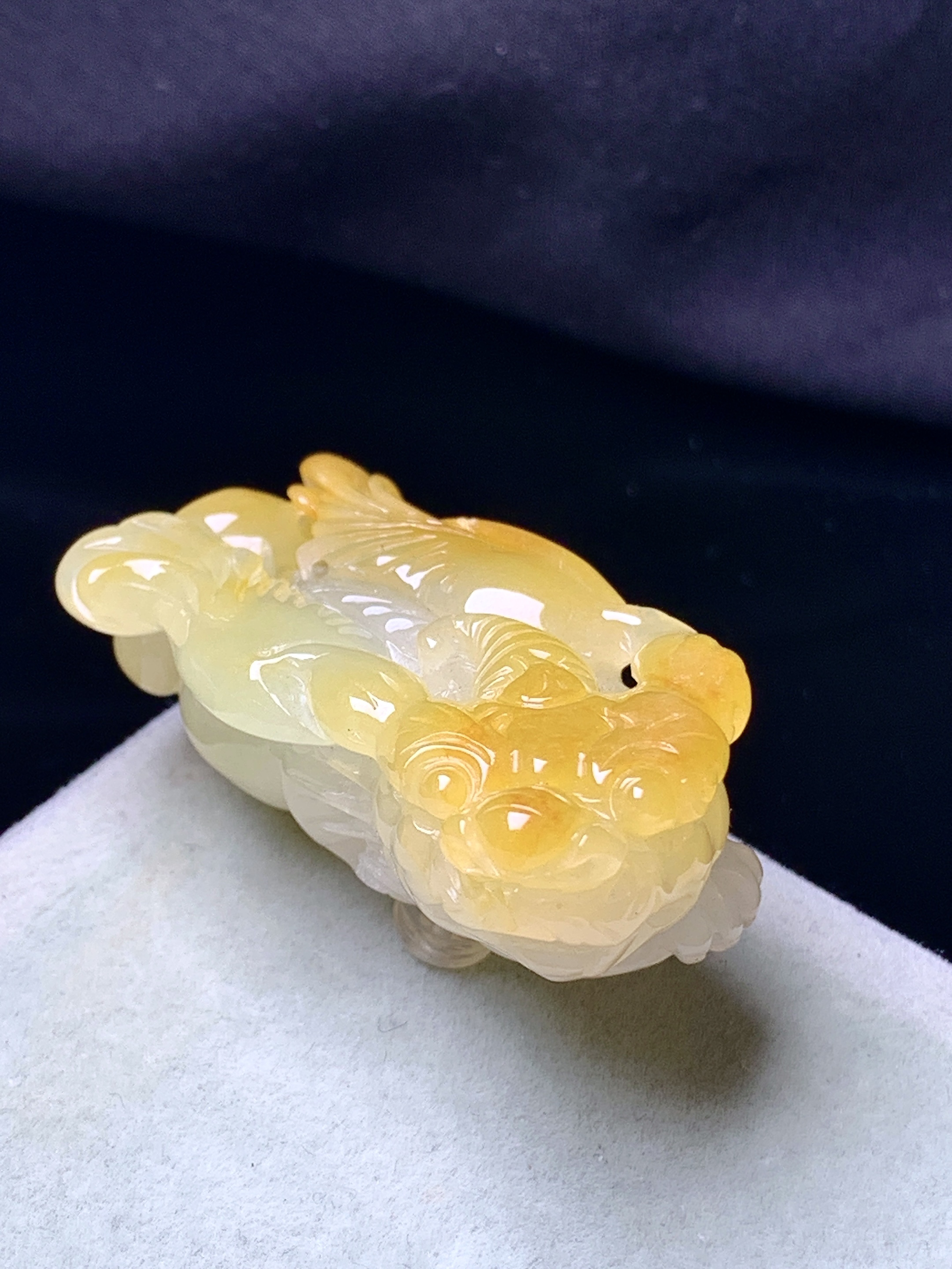 飘黄翡貔貅吊坠 玉质细腻 色泽艳丽清新 水润亮眼 整体尺寸39.6*19.5*14.8 a5