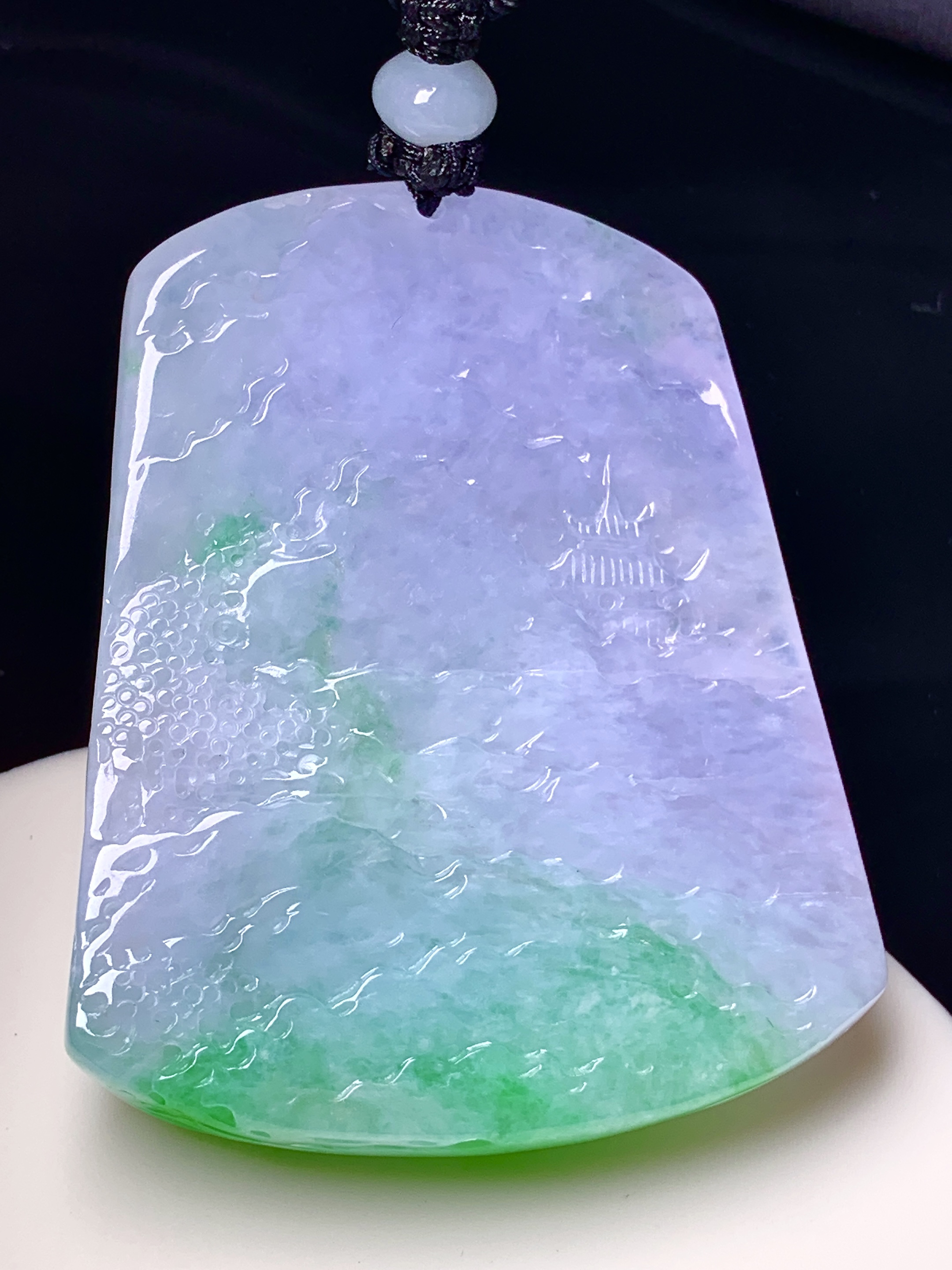 紫罗兰飘绿山水牌子吊坠 玉质细腻 色泽艳丽清新 水润亮眼 整体尺寸56.8*45*9.8 w1