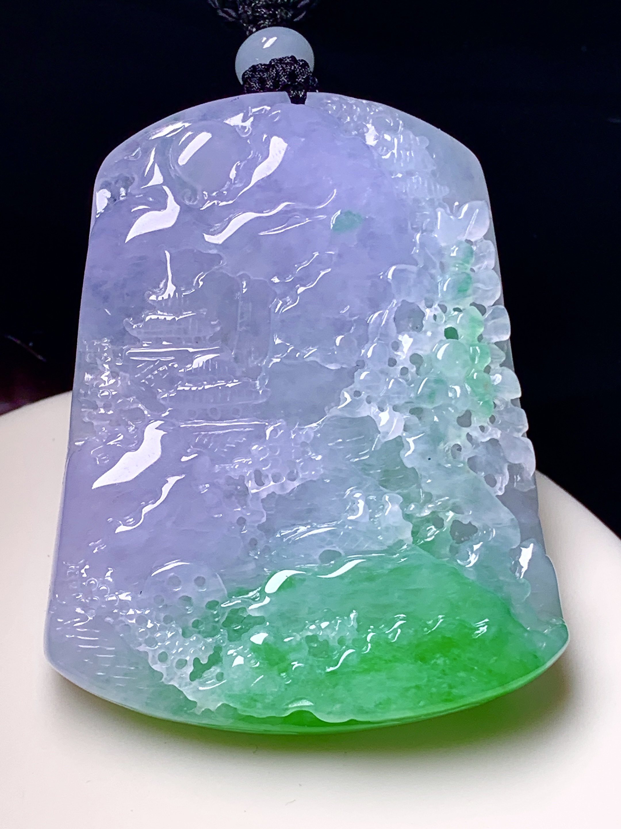 紫罗兰飘绿山水牌子吊坠 玉质细腻 色泽艳丽清新 水润亮眼 整体尺寸56.8*45*9.8 w1