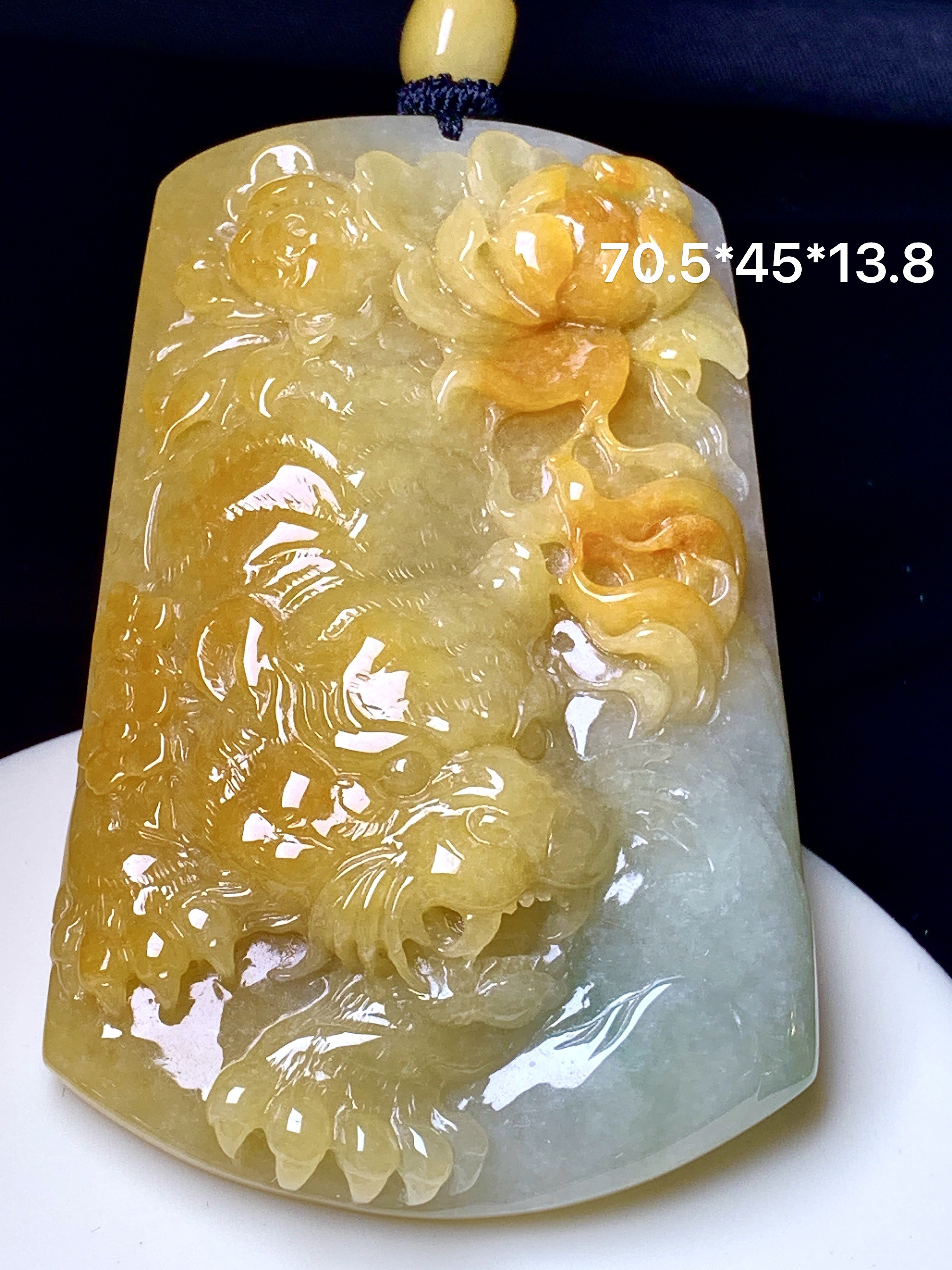 黄翡龙牌吊坠 玉质细腻 色泽艳丽清新 水润亮眼 整体尺寸70.5*45*13.8 L1
