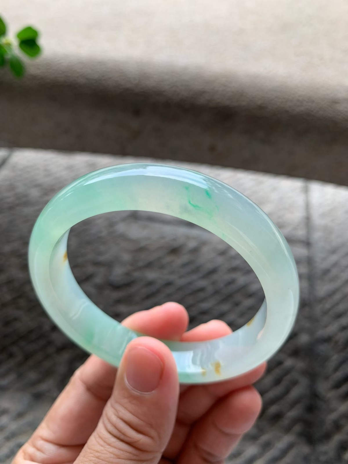 黄加绿三彩正圈手镯尺寸58.5*13.5*8 整体冰润通透，清甜果绿底色温润怡人，飘黄翡撒金，黄绿相融，明媚温婉！