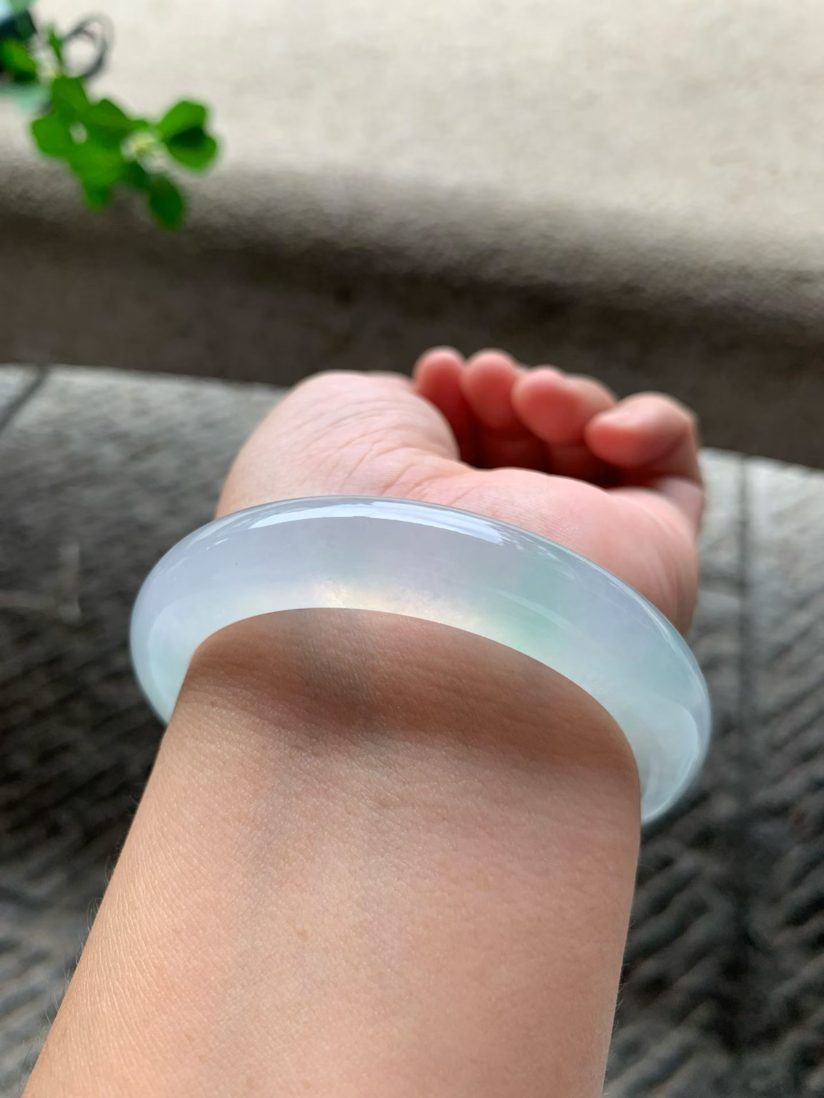 冰淡春彩正圈手镯尺寸57.2*12*9.5整体通透，冰冰润润，色泽干净柔和，细腻通透，起荧起光，胶感十足，清新素雅！