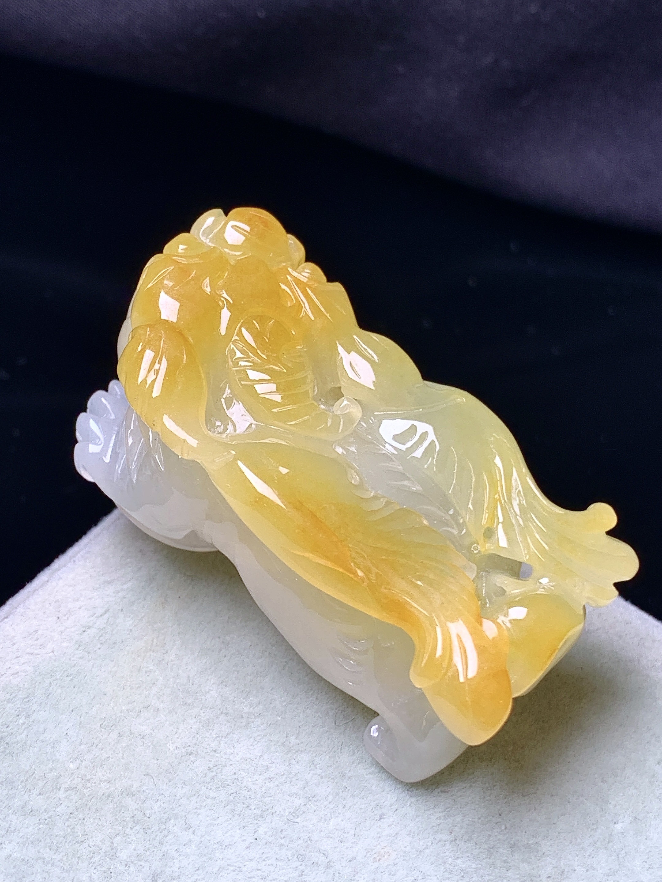 飘黄翡貔貅吊坠 玉质细腻 色泽艳丽清新 水润亮眼 整体尺寸39.6*19.5*14.8 a5