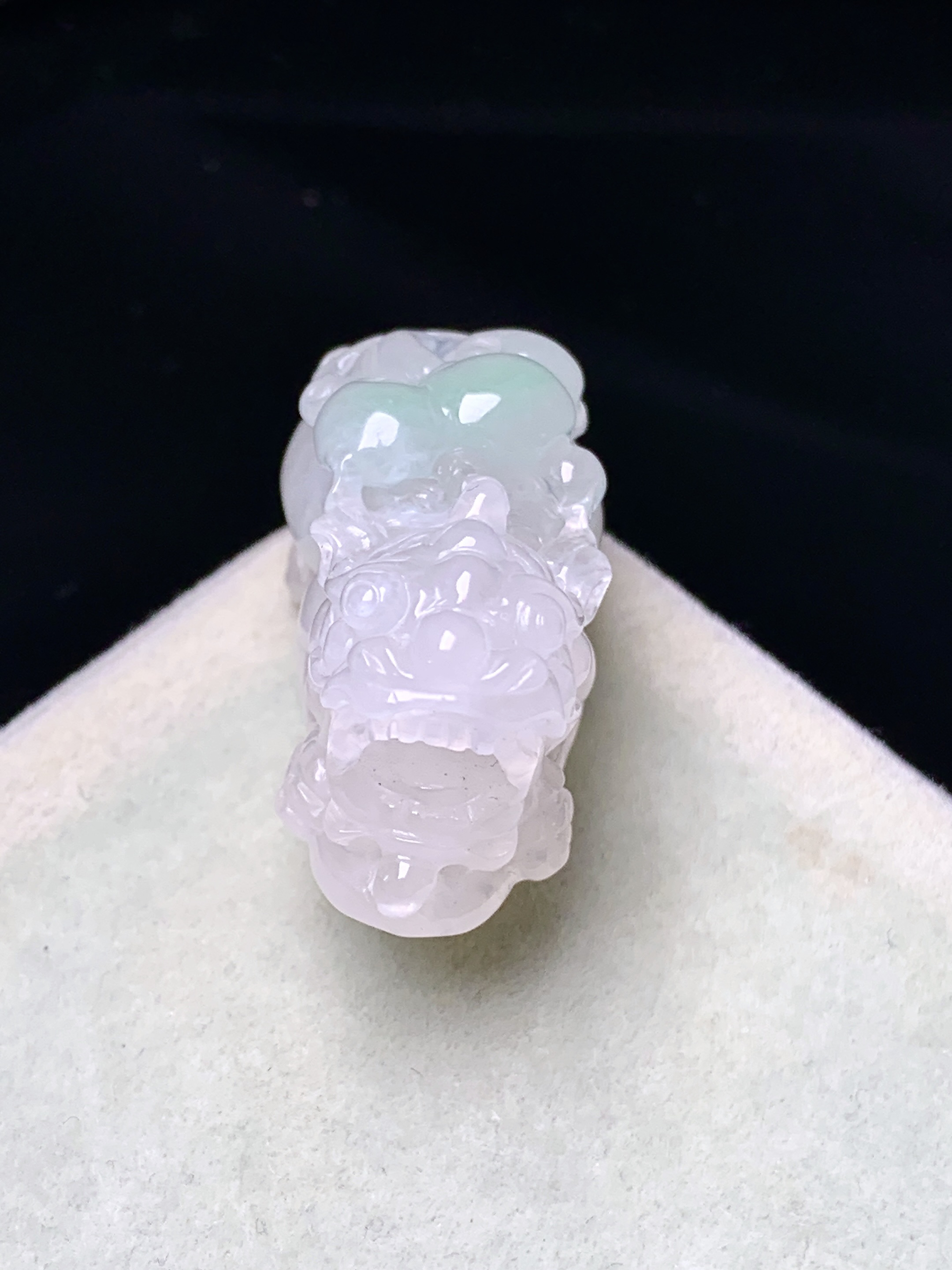飘绿貔貅吊坠 玉质细腻 色泽艳丽清新 水润亮眼 整体尺寸30.6*12.3*15 2x