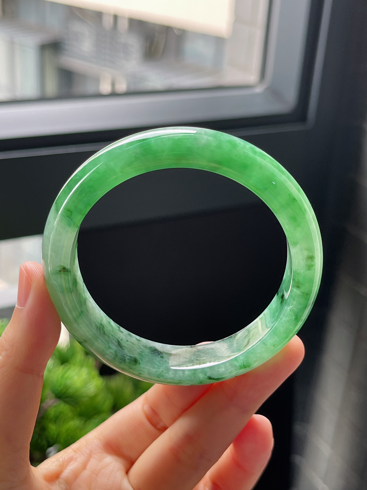圈口55，糯化种绿色飘花翡翠正圈手镯9.4