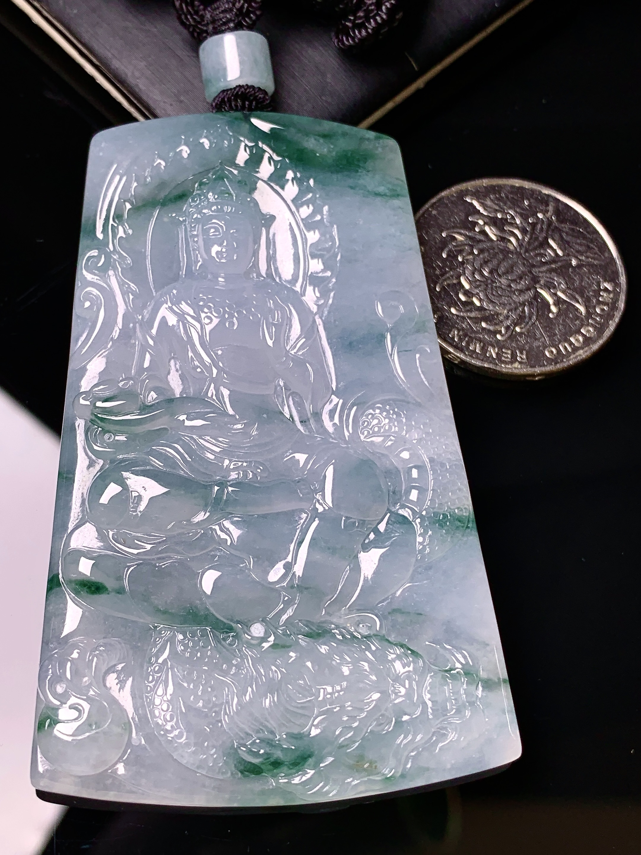 飘绿乘龙观音菩萨吊坠 玉质细腻 色泽艳丽清新 水润亮眼 整体尺寸68.8*43*5.8 L1