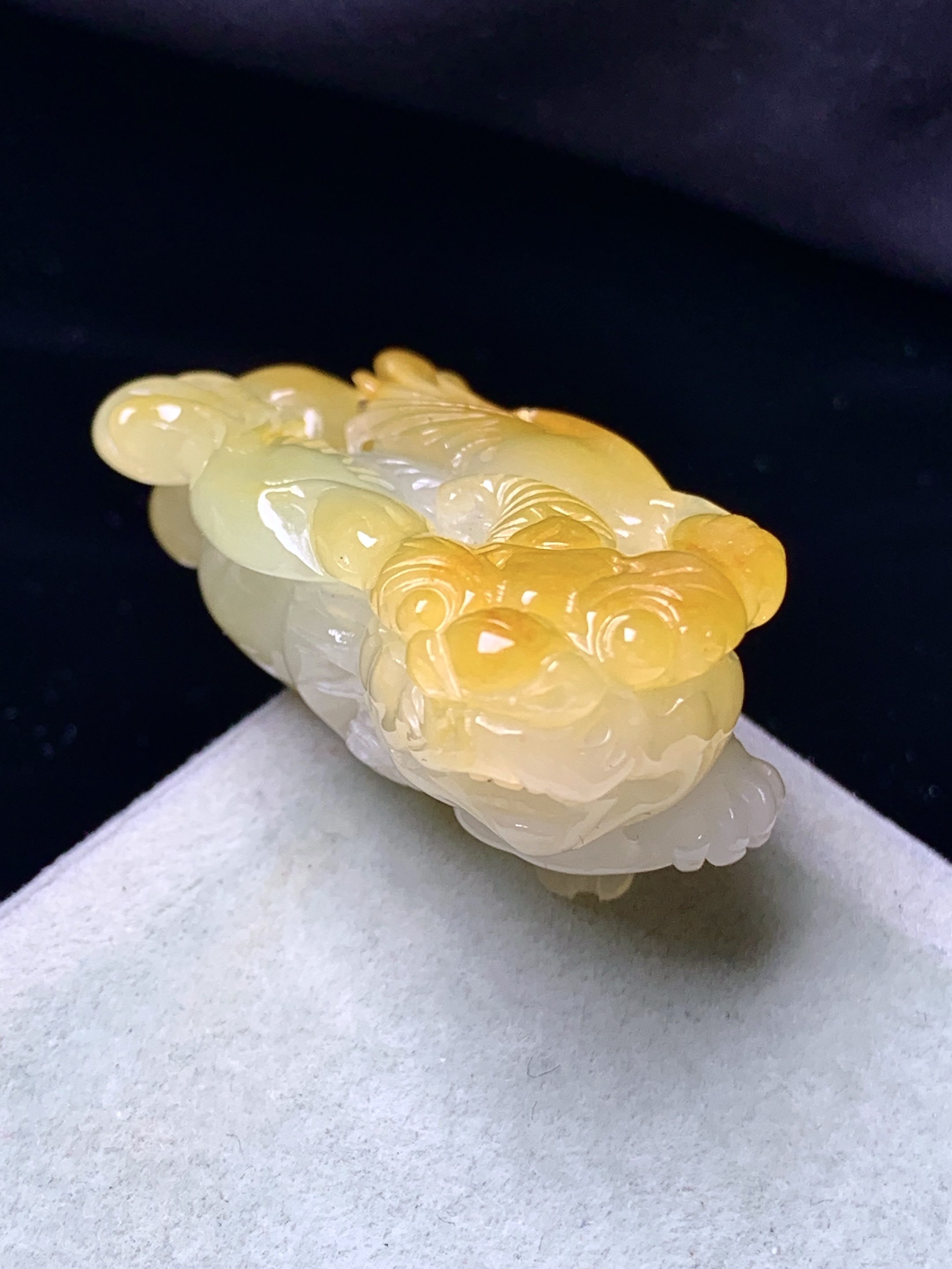 飘黄翡貔貅吊坠 玉质细腻 色泽艳丽清新 水润亮眼 整体尺寸39.6*19.5*14.8 a5
