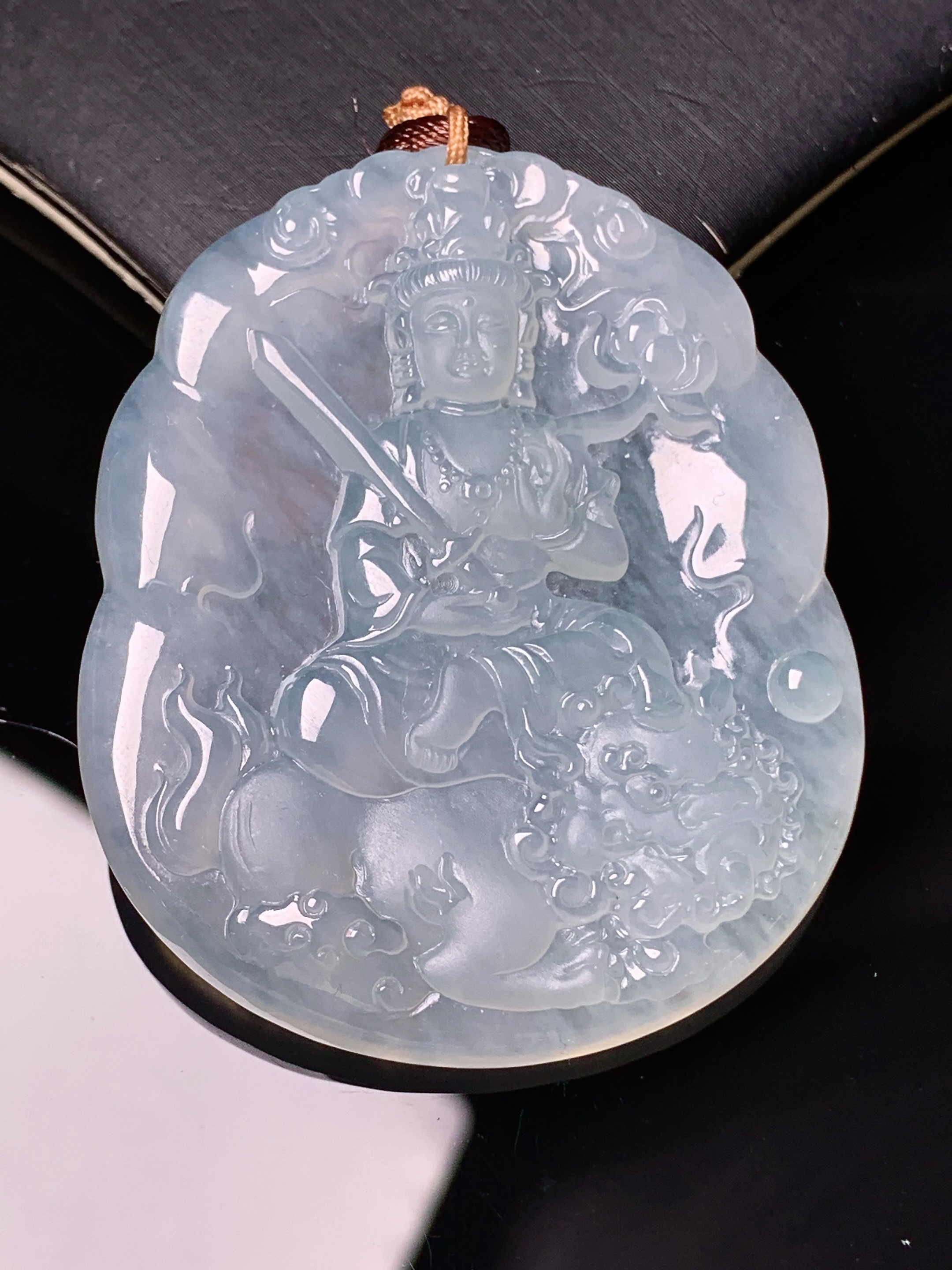 冰种文殊观音菩萨吊坠 玉质细腻 色泽艳丽清新 水润亮眼 整体尺寸50*42.5*5.6 b2