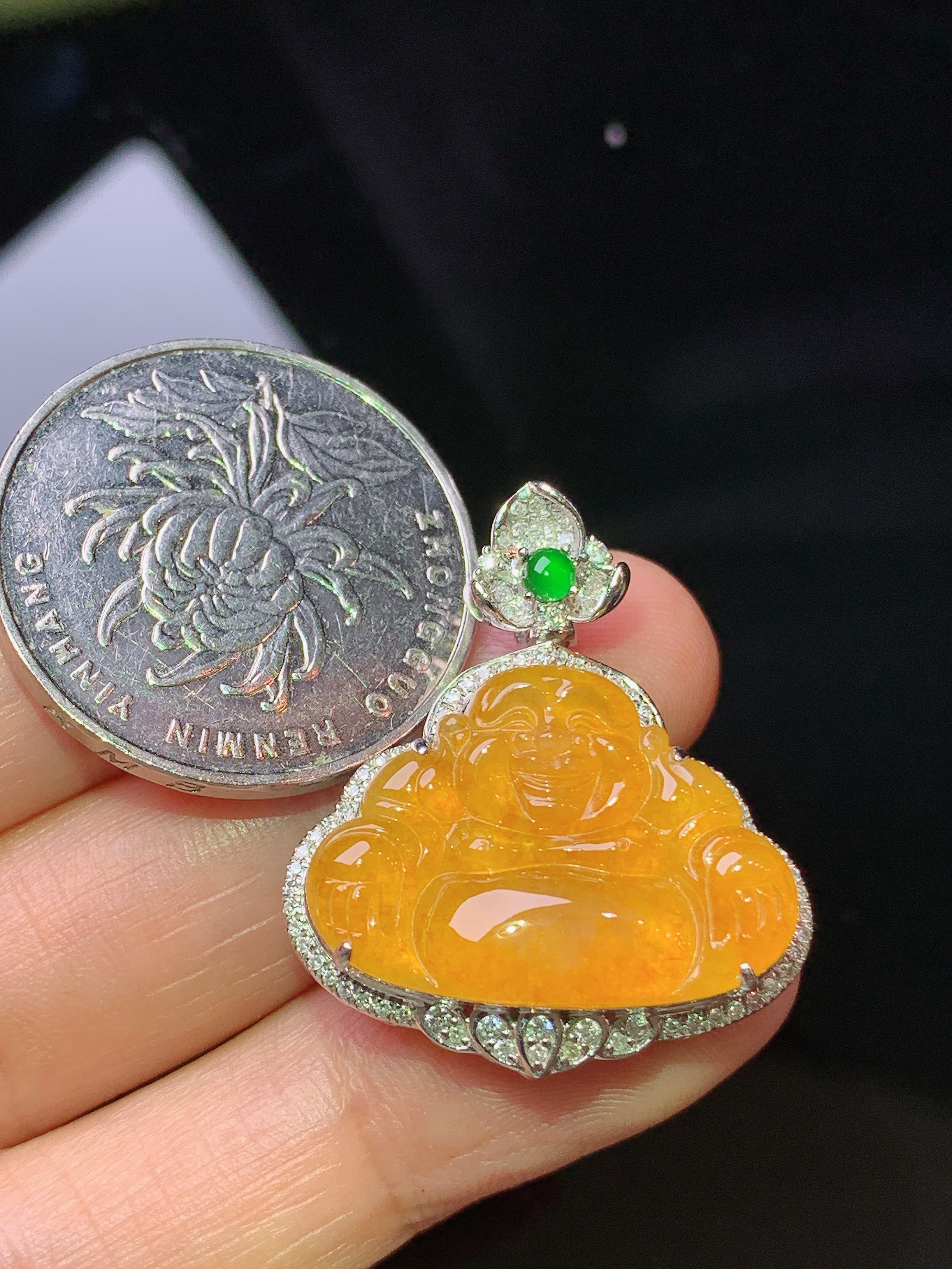 18k金钻镶嵌黄翡佛公吊坠 玉质细腻 色泽艳丽清新 水润亮眼 整体尺寸29*25*8.2 f1