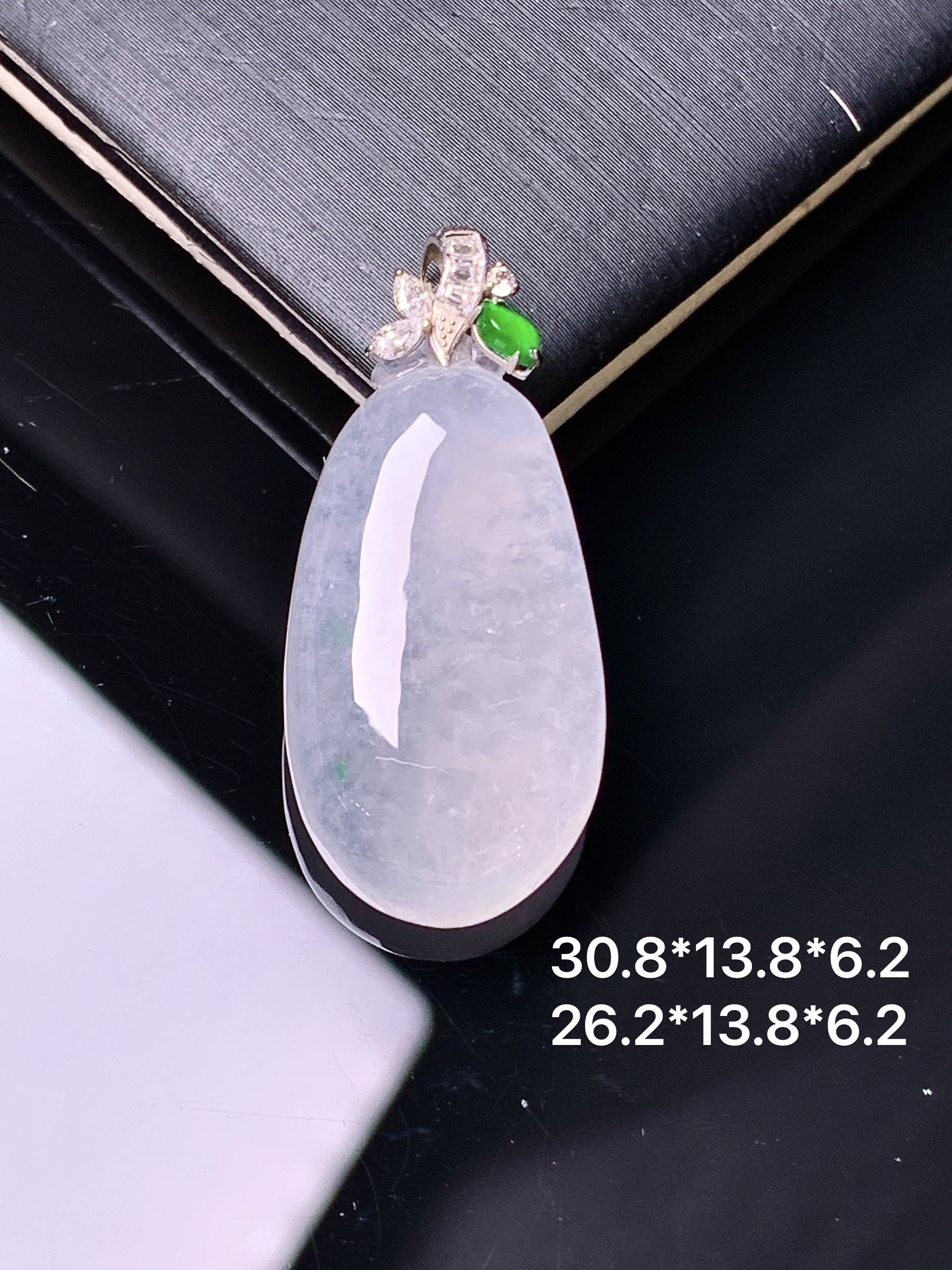 18k金钻镶嵌冰种福瓜吊坠 玉质细腻 色泽艳丽清新 水润亮眼 整体尺寸30.8*13.8*6.2 e1