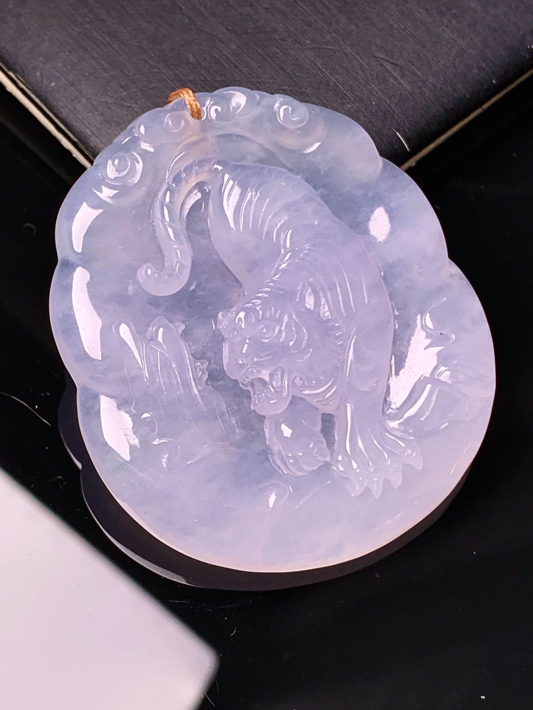 冰种生肖虎吊坠 玉质细腻 色泽艳丽清新 水润亮眼 整体尺寸47.5*41.3*6.2