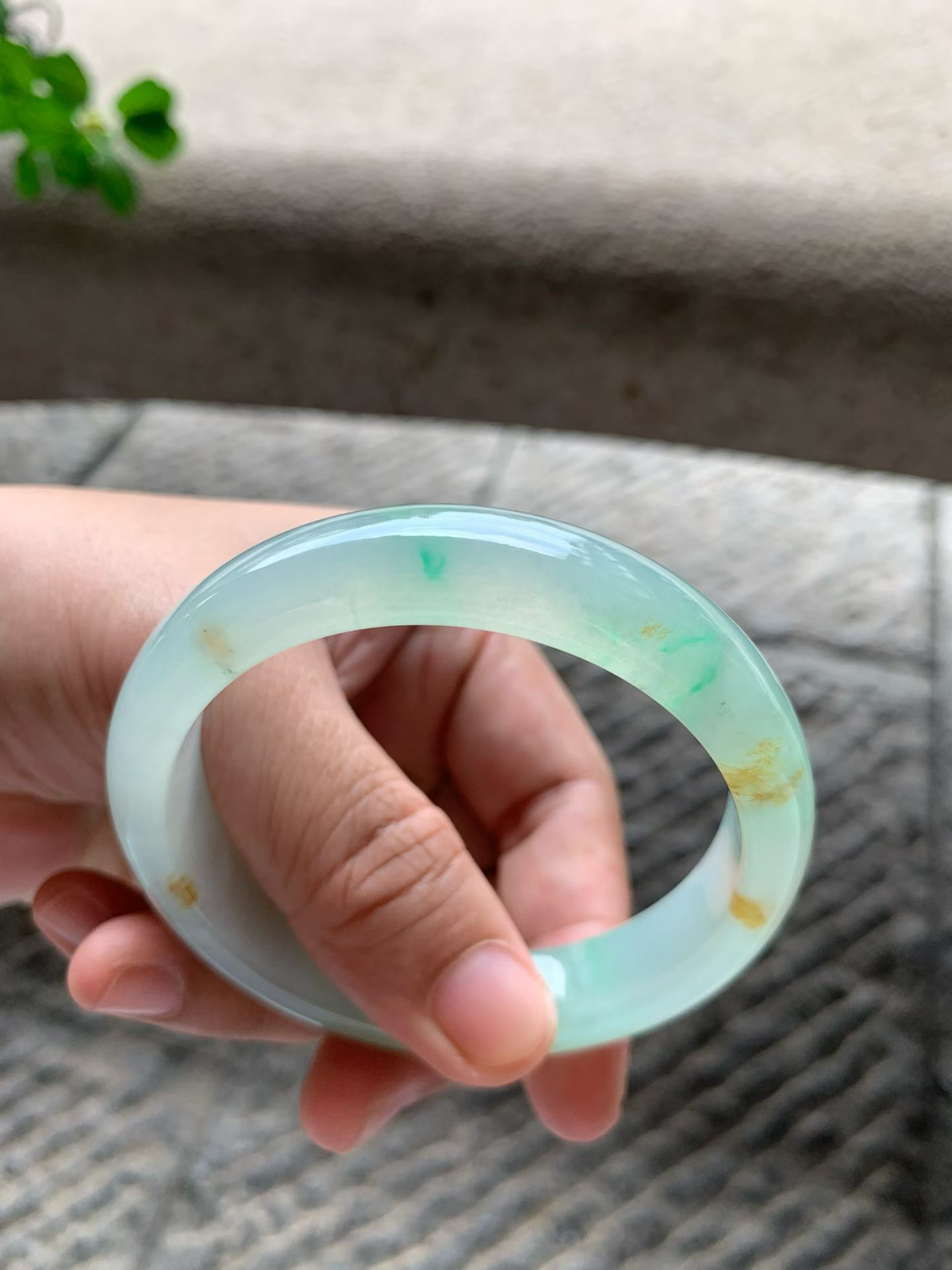 黄加绿三彩正圈手镯尺寸58.5*13.5*8 整体冰润通透，清甜果绿底色温润怡人，飘黄翡撒金，黄绿相融，明媚温婉！