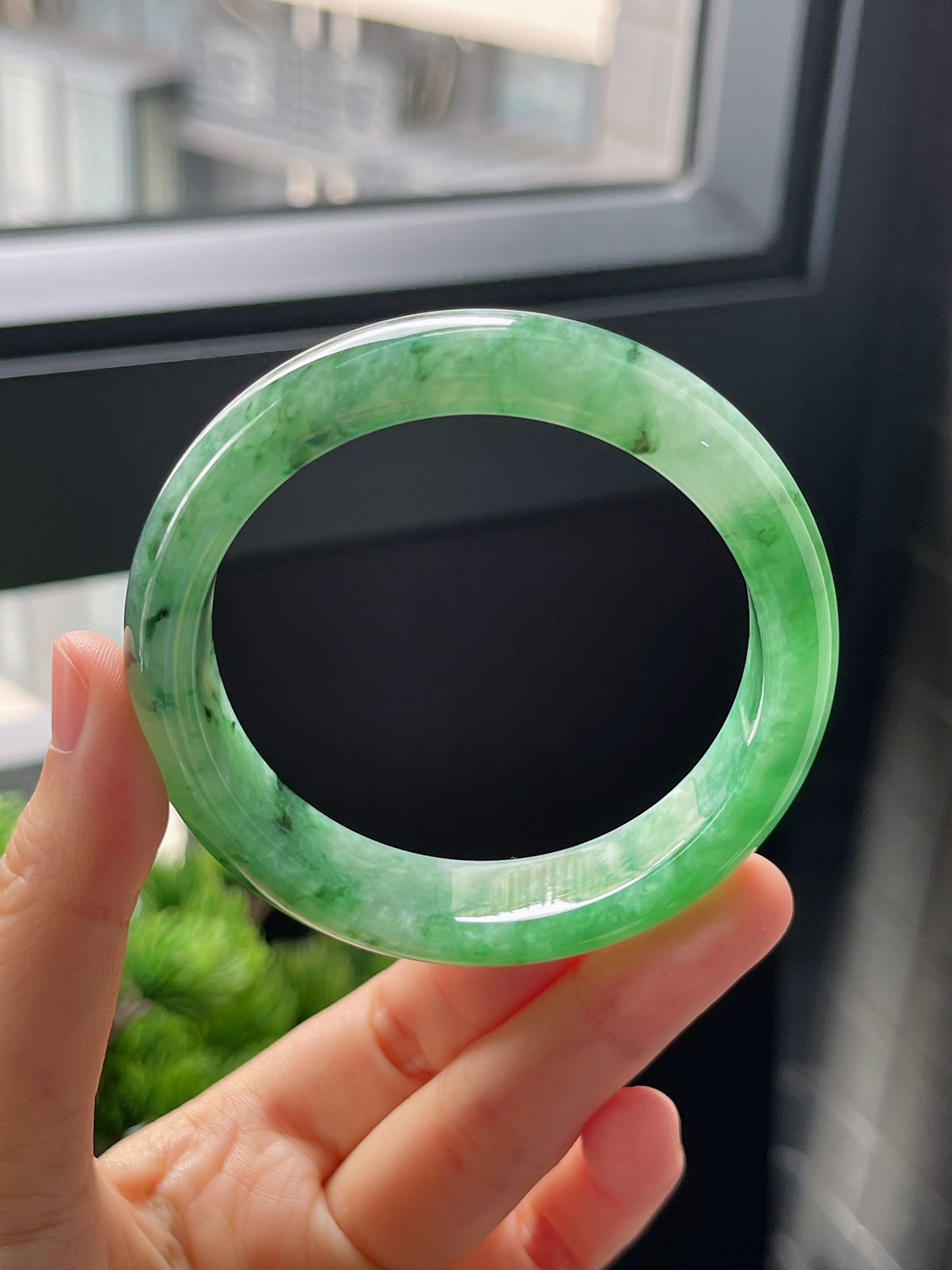 圈口55，糯化种绿色飘花翡翠正圈手镯9.4