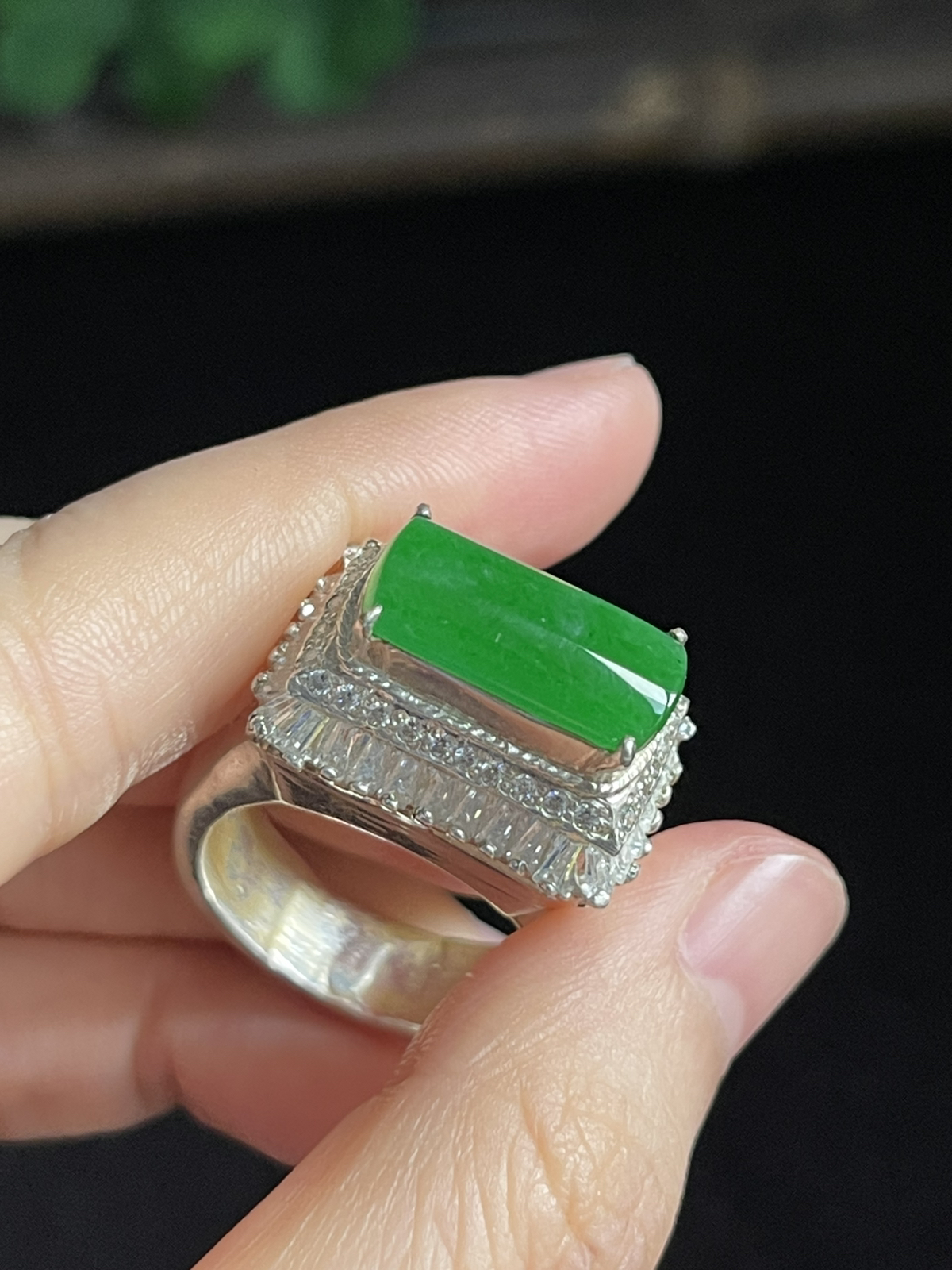 翡翠马鞍形蛋面