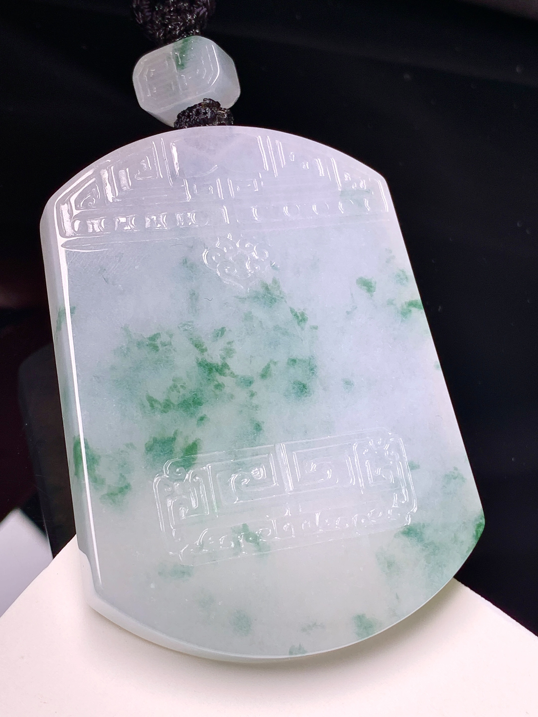 飘绿无事牌吊坠 玉质细腻 色泽艳丽清新 水润亮眼 整体尺寸53.8*40*6.2 L1