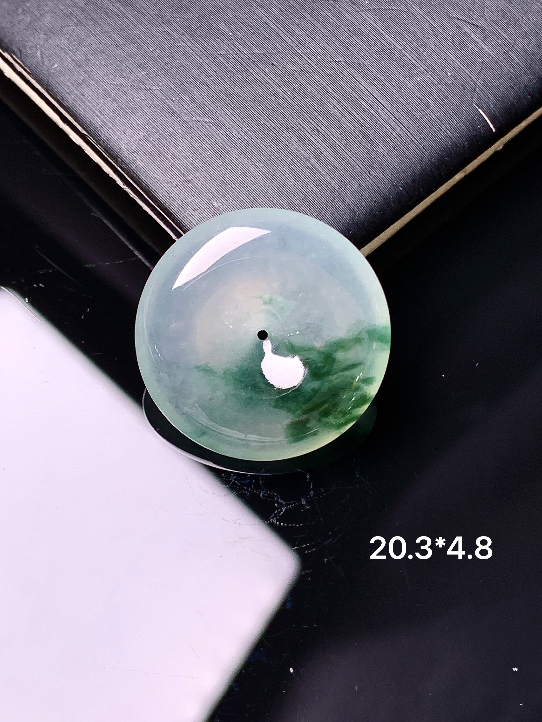 飘绿平安扣吊坠 玉质细腻 色泽艳丽清新 水润亮眼 整体尺寸20.3*4.8 e1