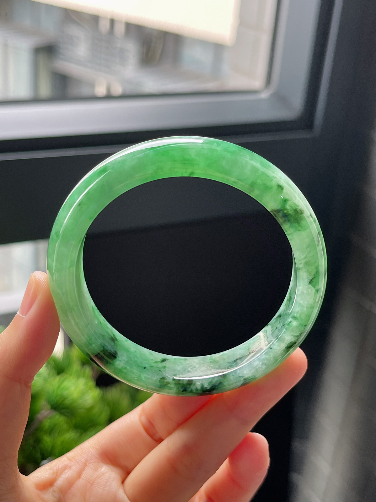 圈口55，糯化种绿色飘花翡翠正圈手镯9.4